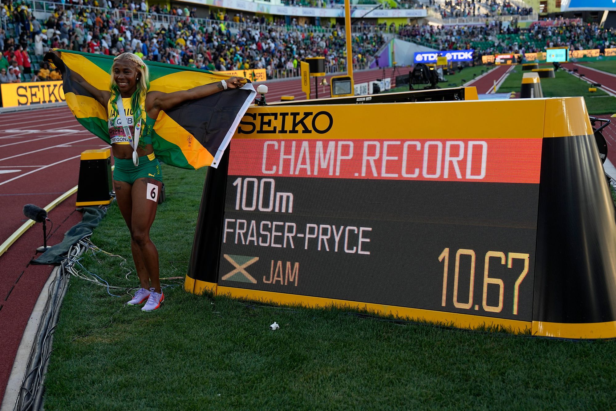Az aranyérmes jamaicai Shelly-Ann Fraser-Pryce ünnepel a nők 100 méteres sprintversenyének eredményhirdetésén az Oregon államban rendezett eugene-i szabadtéri atlétikai világbajnokságon / Fotó: MTI/AP/David J. Phillip