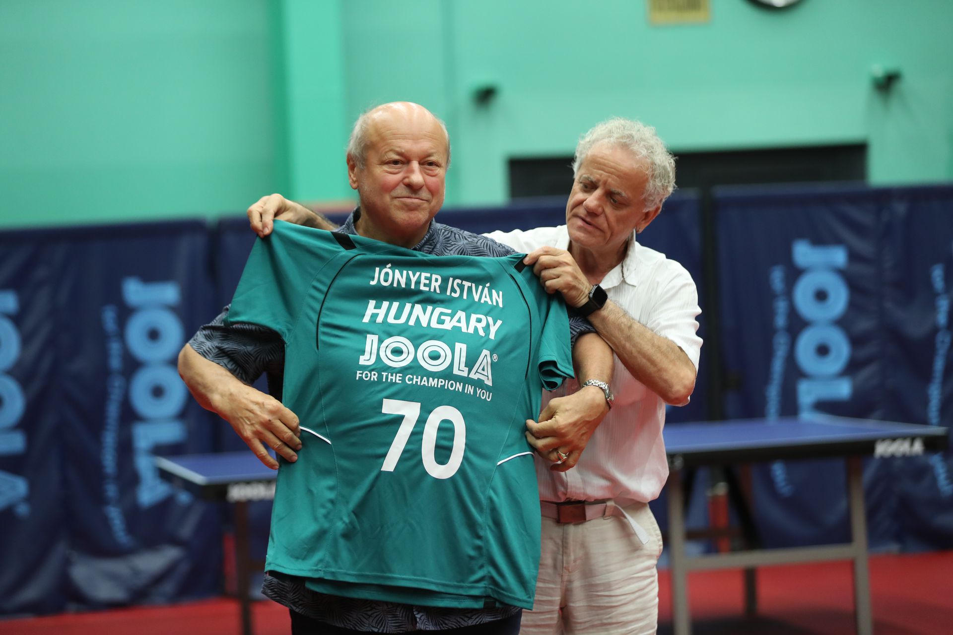 Gergely Gábor (jobbra), akivel többek között páros világbajnok lett, egy mezzel kedveskedett barátjának/ Fotó: Zsolnai Péter