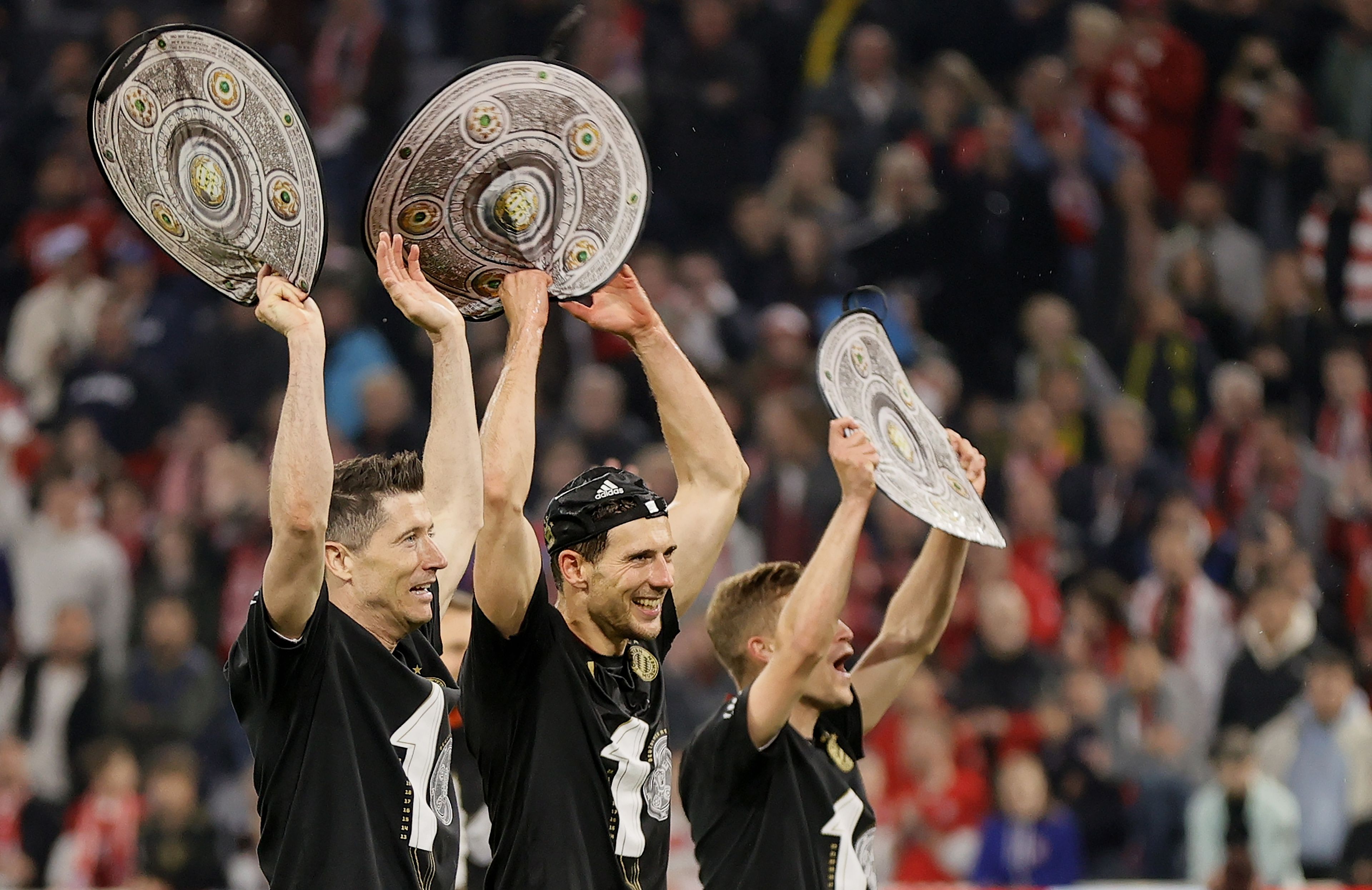 Robert Lewandowski, Leon Goretzka és Joshua Kimmich ünnepli a bajnoki címet az Allianz Arenában: Fotó: MTI EPA