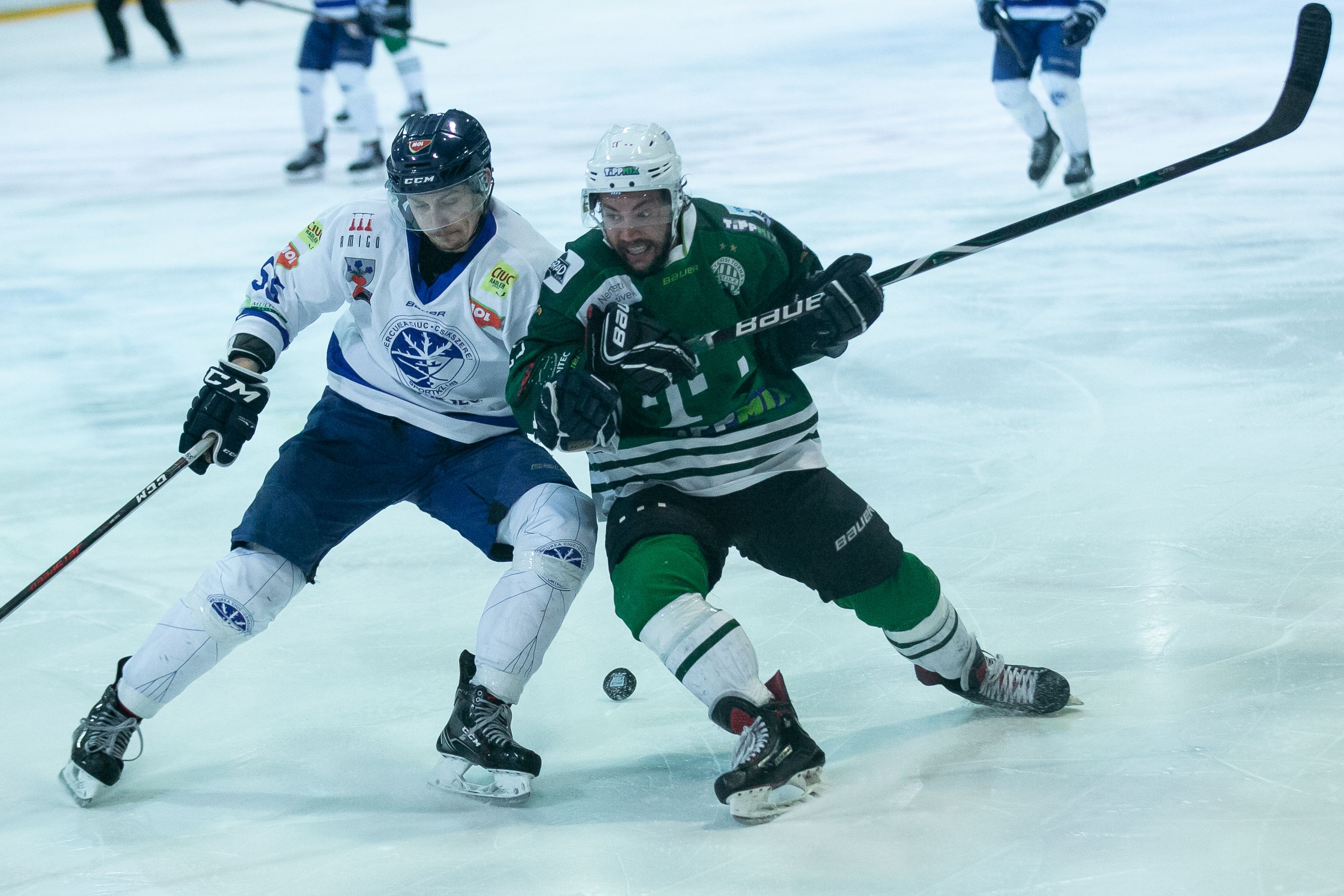 A pénteki jégkorong mérkőzésen Salló Alpár (balra) súlyos balesetet szenvedett / Blikk / Fotó: Zsolnai Péter