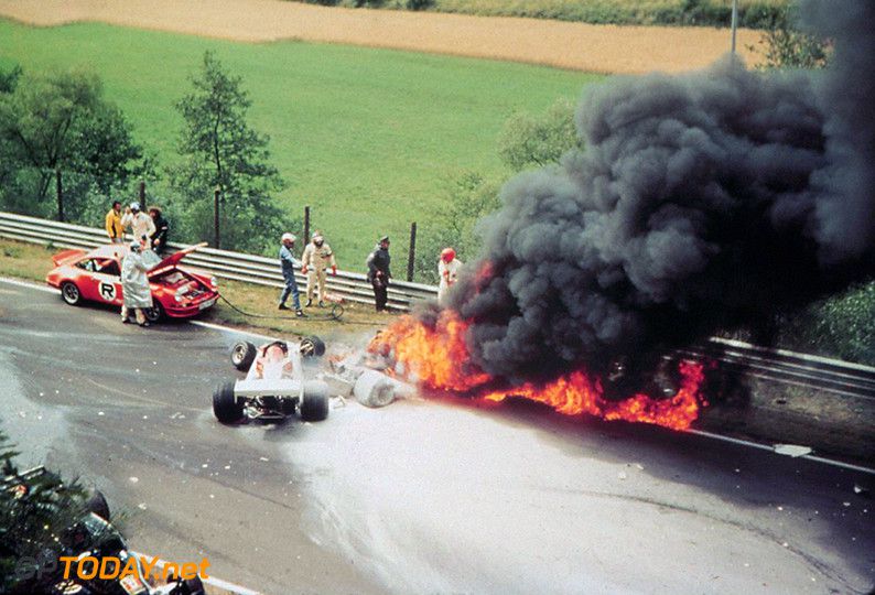 Niki Lauda majdnem bennégett az autóban