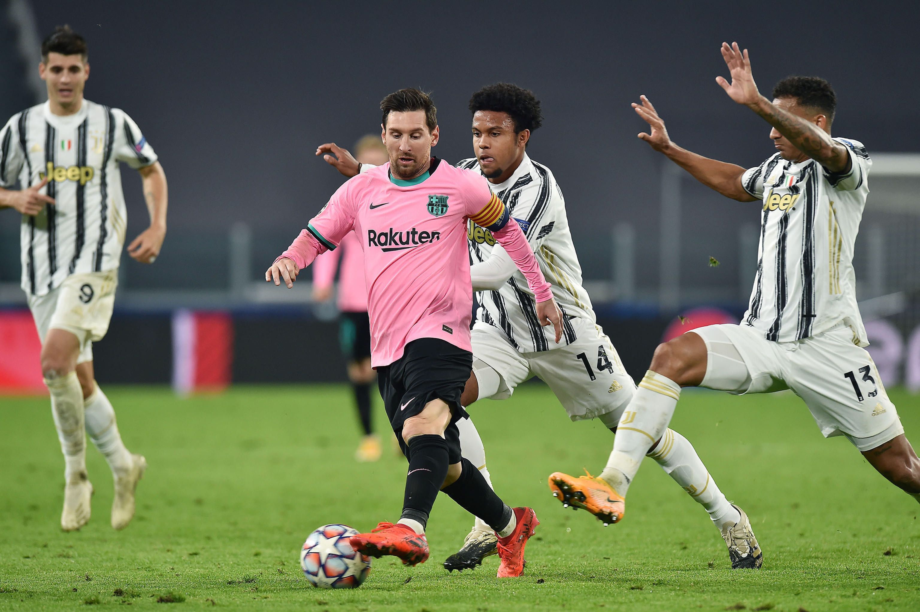 Lionel Messi a Juventus-védők gyűrűjében, a Barca idegenben verte riválisát 2-0-ra. / Fotó: EPA/Alessandro di Marco.