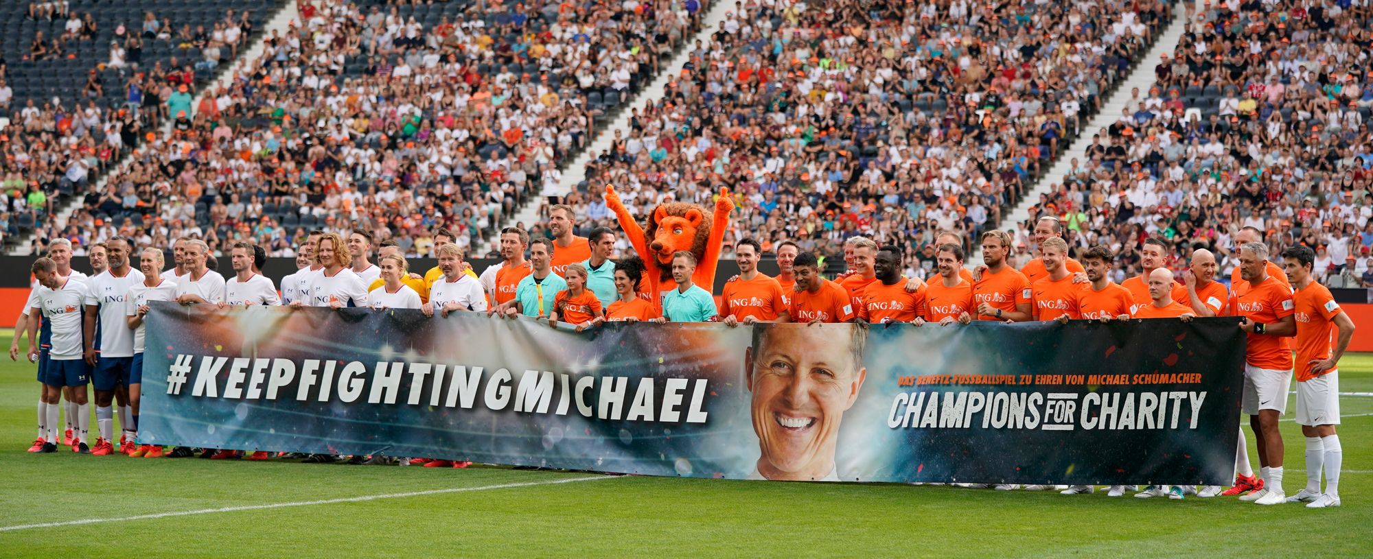 Huszonegy gól egy nemes ügyért, jótékonysági focigálát rendeztek, amelyen Michael Schumachernek üzentek / Fotó: EPA