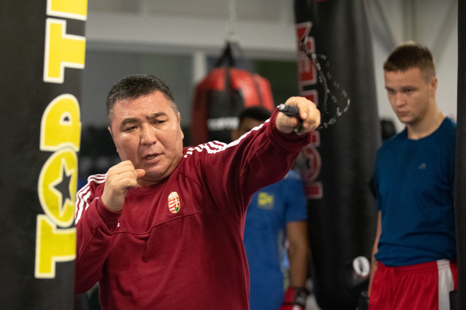 A kazah tréner minden feladatot bemutat és elmagyaráz a bokszolóknak /Fotó: Zsolnai Péter