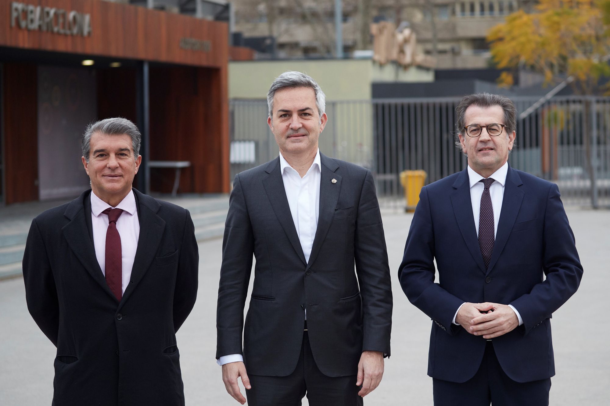 A Barcelona három elnökjelöltje: Joan Laporta, Victor Font és Toni Freixa. / Fotó: MTI/EPA/EFE/Alejandro Garcia