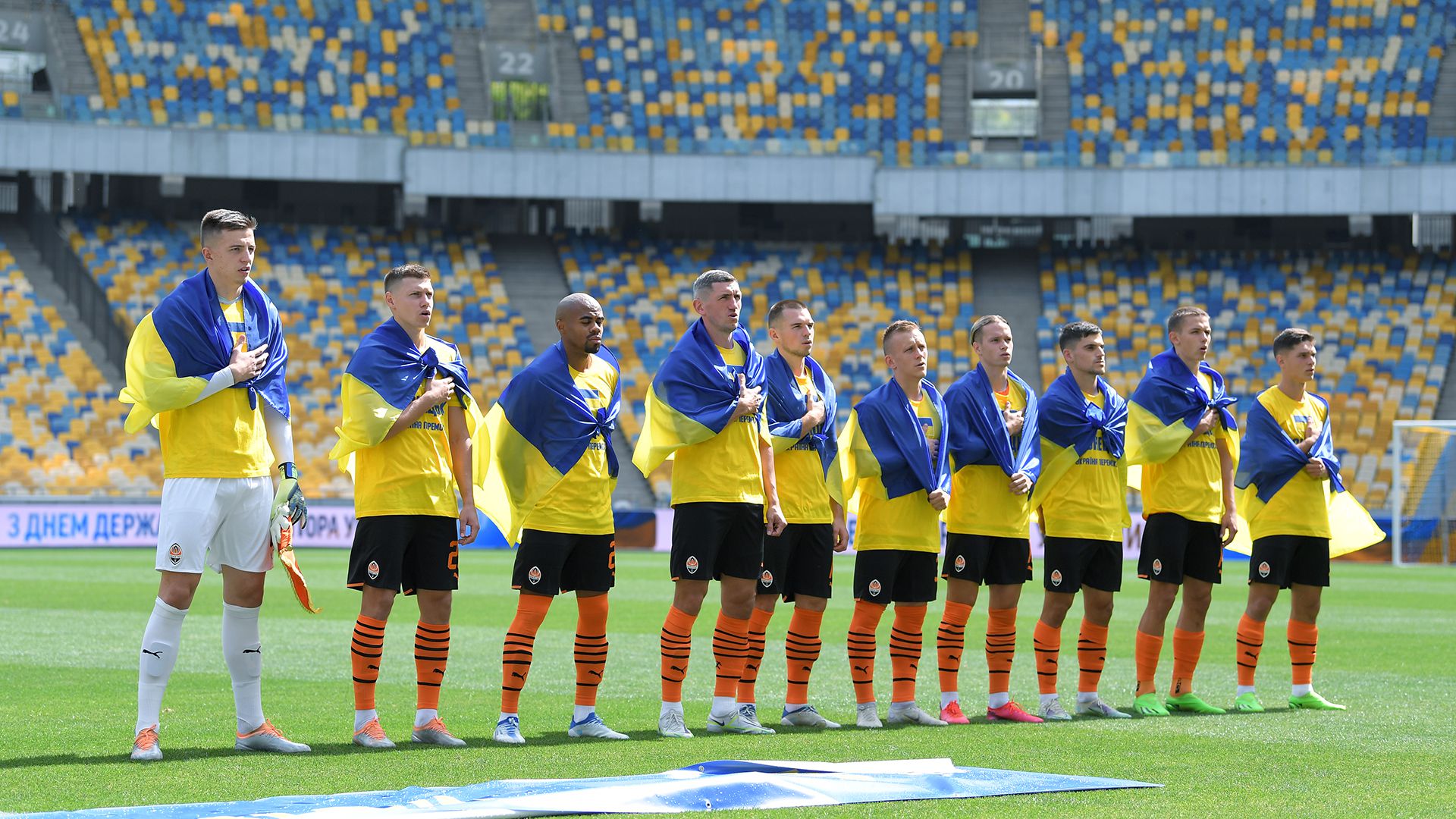 A Sahtar játékosai ukrán zászlóval a vállukon a Metaliszt elleni bajnoki előtt /Fotó: Sahtar Doneck/Facebook