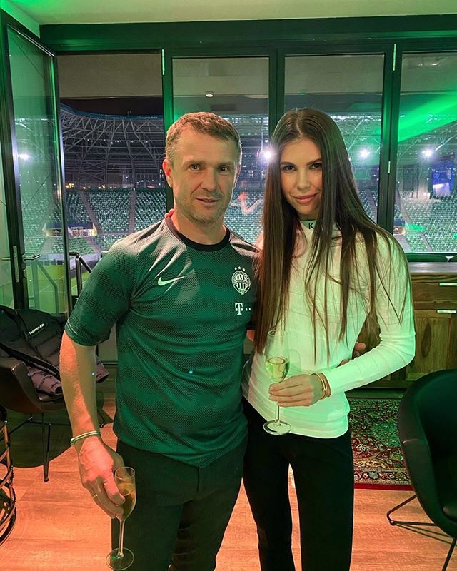A Ferencváros vezetőedzője, Szehij Rebrov és felesége, Anna Rebrova pezsgővel koccintott a zöld-fehérek sikerére./ Fotó: Instagram