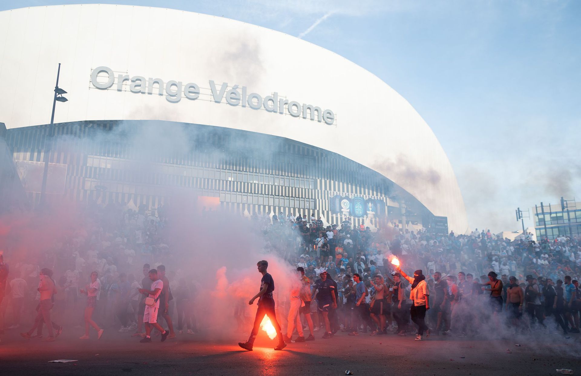 Balhé volt a stadionon kívül és belül is / Fotó: Getty Images