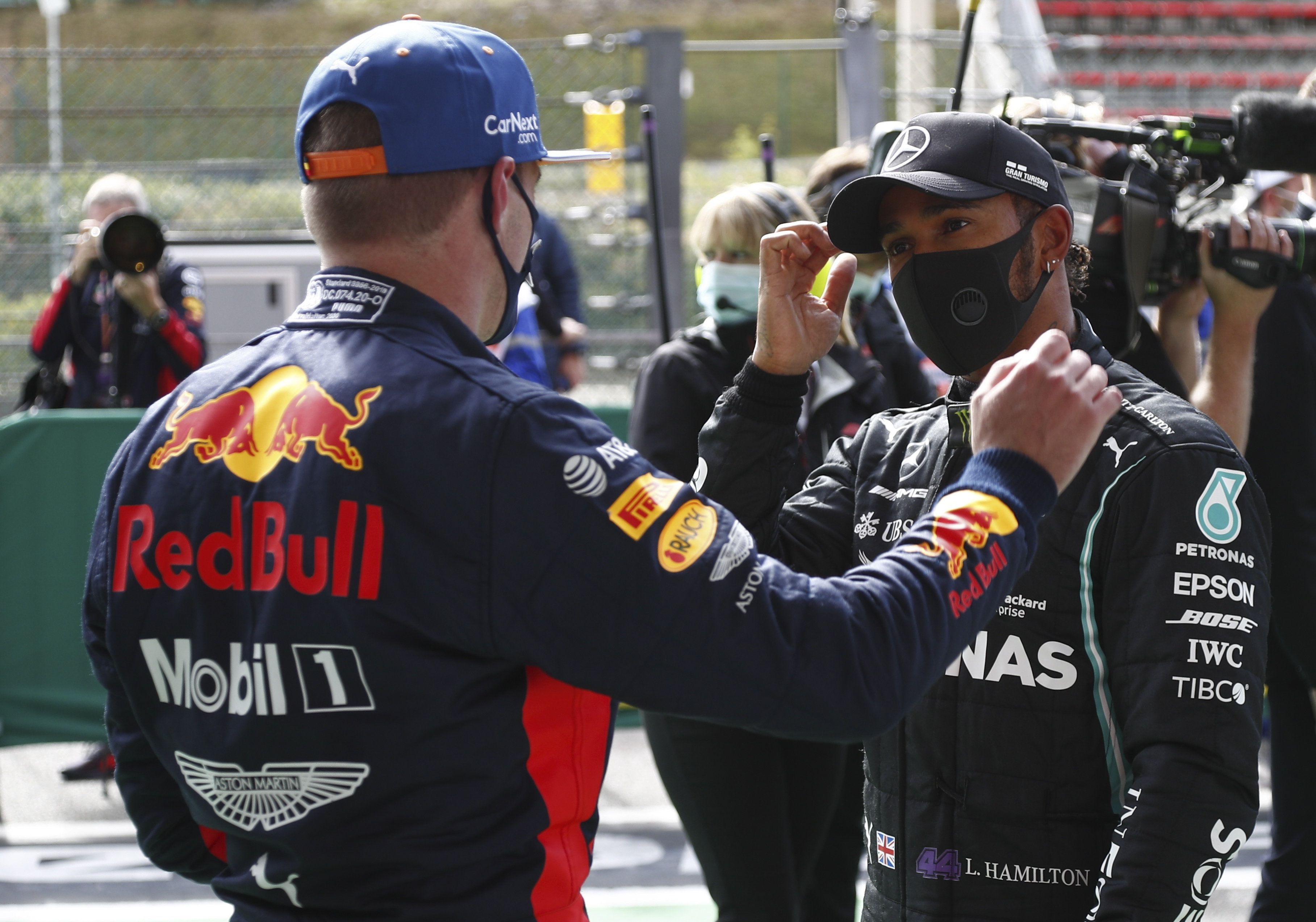 Max Verstappen a hírek szerint akár Lewis Hamilton csapattársaként is szívesebben kipróbálná magát, mint egy szenvedő Red Bull volánja mögött, esélytelenül a világbajnoki címre./ Fotó: MTI/EPA/Reuters/Francois Lenoir