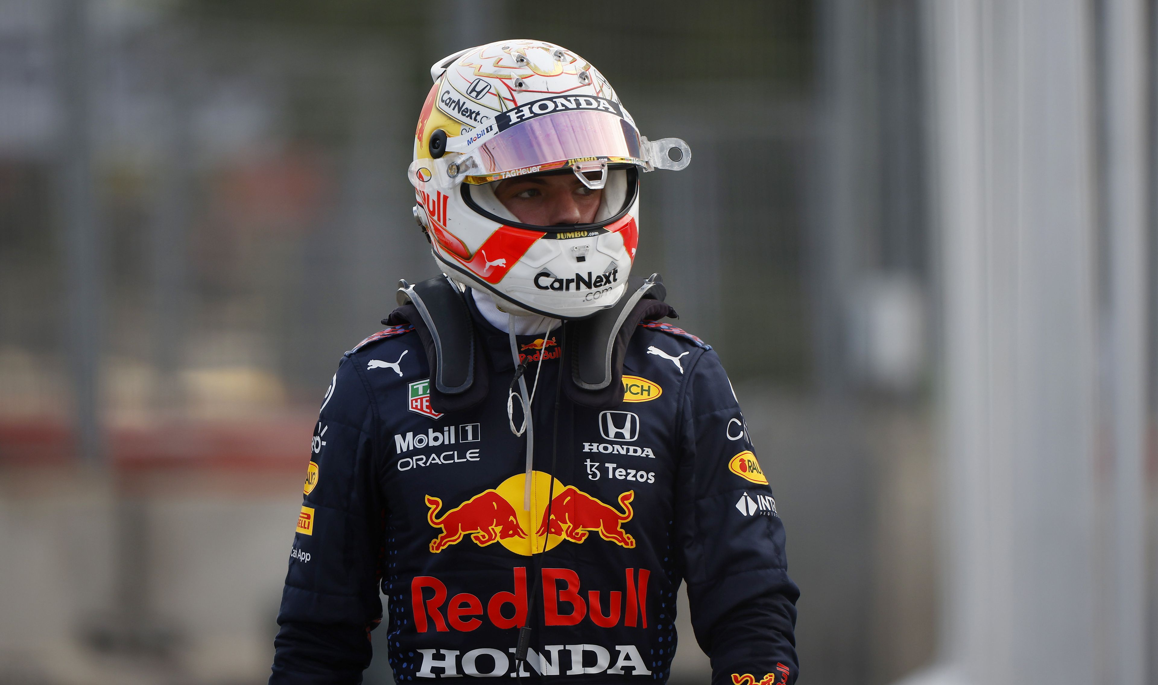 Max Verstappen, a Red Bull holland versenyzője az utolsó előtti körben tudta csak megelőzni Lewis Hamiltont  / Fotó: MTI/AP/Reuters pool/Makszim Semetov