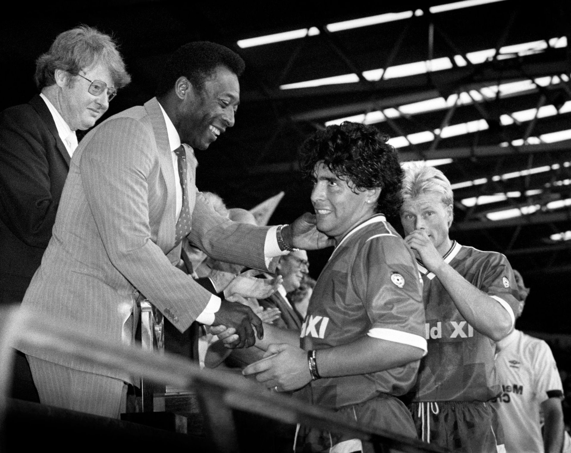 Pelé itt már Maradonának gratulál 1987-ben, ám általános vélekedés szerint egy kicsit bátrabb szövetséggel akár az „argentin Pelé” is megszülethetett volna '78-ban. / Foto: Northfoto