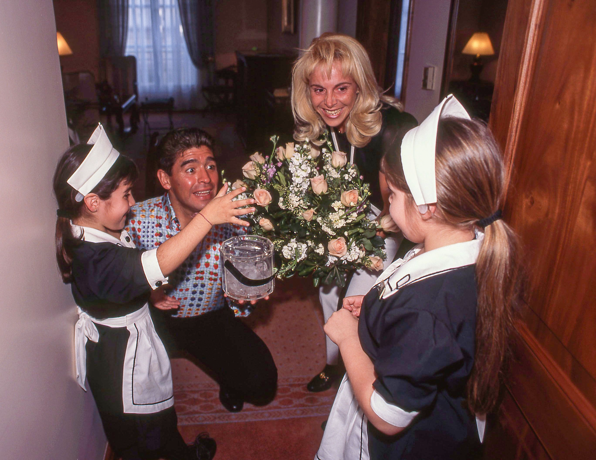 Maradona a feleségével, Claudiával és lányaival, Gianninával (balra) és Dalmával. Két fiút és három lányt ismert el, de sokkal több gyereke lehet
