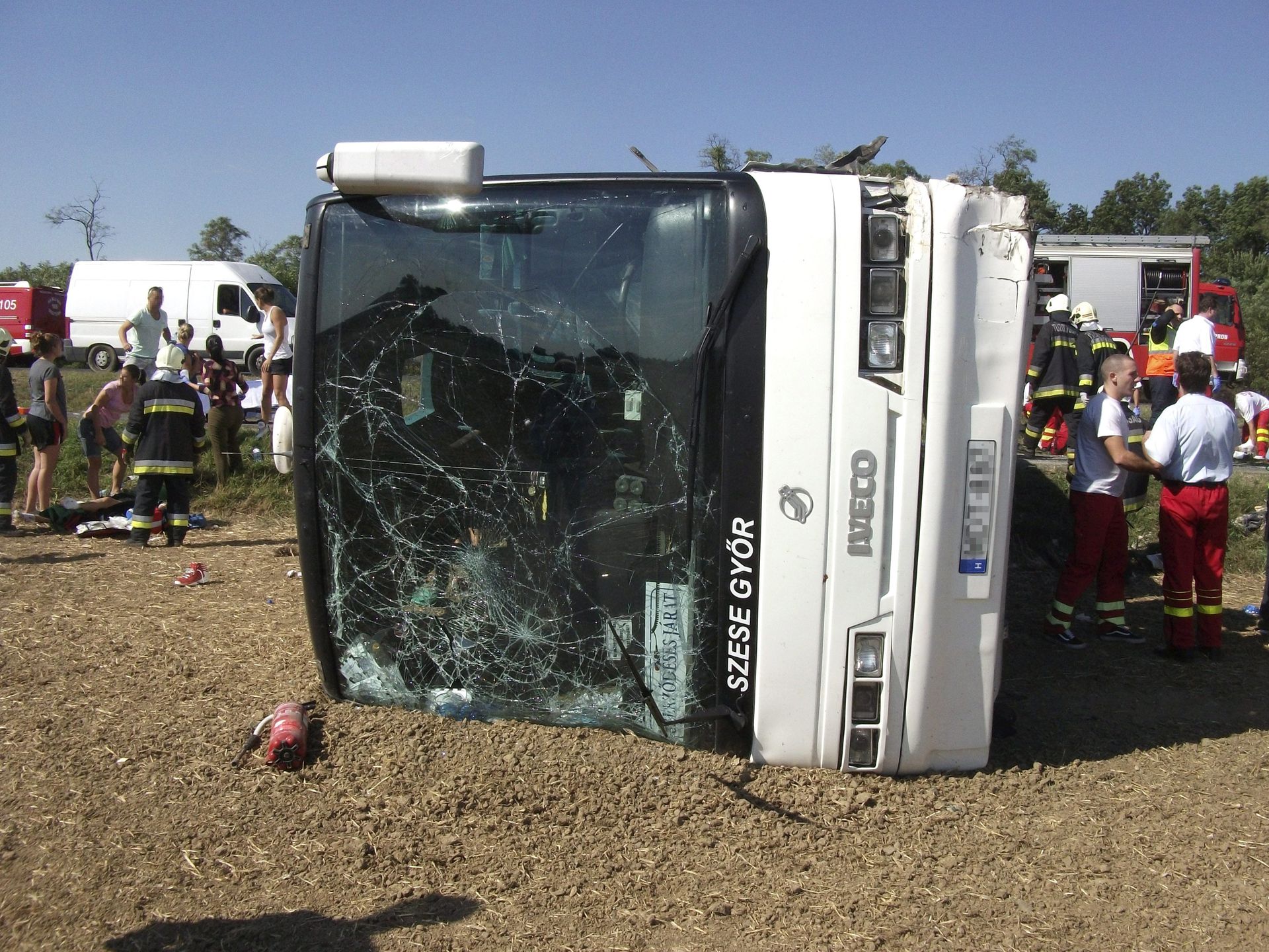 A győriek csapatbusza felborult, miután egy autóssal ütközött /Fotó: MTI/Krizsán Csaba