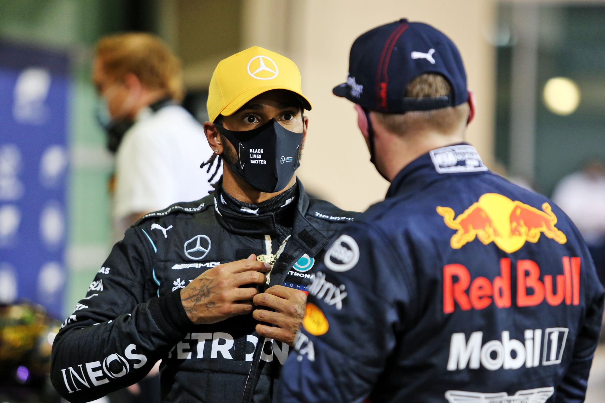 Lewis Hamilton Max Verstappennel beszélget Abu Dzabiban. / Fotó: EPA