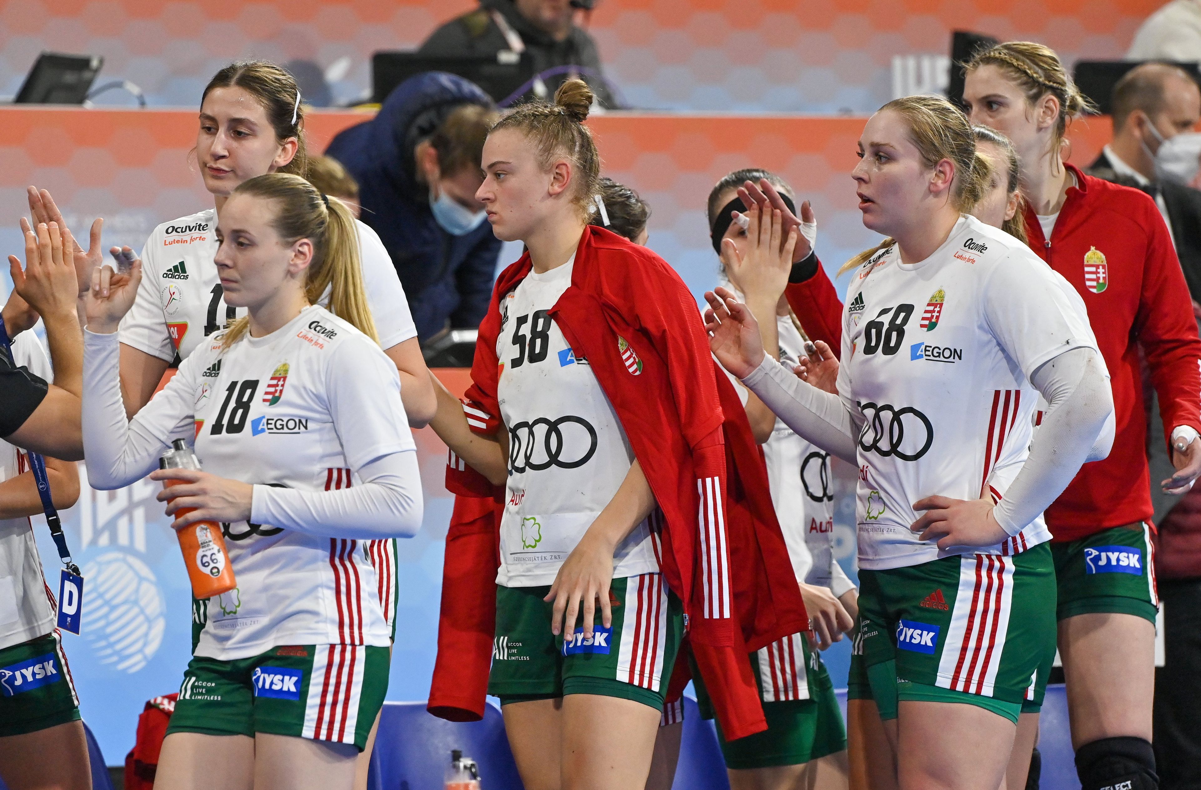 A magyar csapat tagjai, miután 30-19-re kikaptak a spanyolországi női kézilabda-világbajnokság középdöntőjének első fordulójában Dánia ellen játszott mérkőzésen a granollersi sportcsarnokban 2021. december 8-án / Fotó: MTI/Illyés Tibor