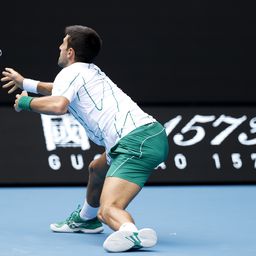 Papírforma és bravúros mozdulat: repült Djokovics ütője Melbourne-ben