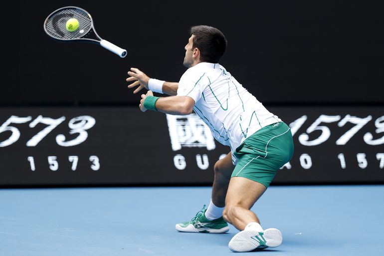 Papírforma és bravúros mozdulat: repült Djokovics ütője Melbourne-ben
