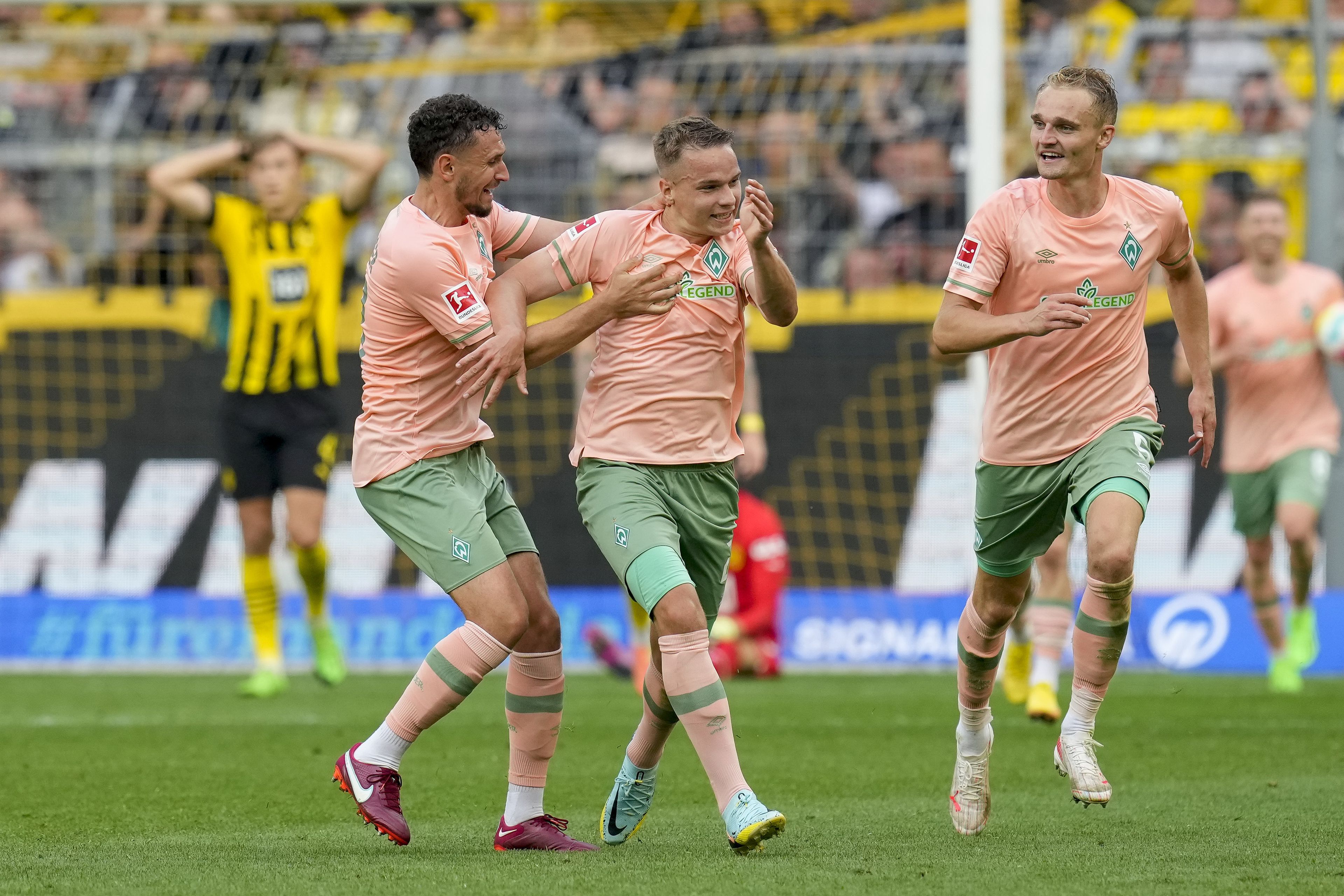 A Dortmund a 89. percben 2-0-ra vezetett, de a Werder végül 3-2-re nyert, így érthető Veljkovic (balra) és Schmidt öröme / Fotó: GettyImages