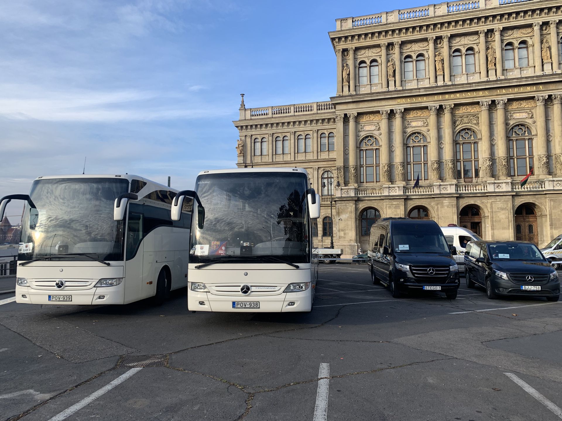 A Barcelona busza a Magyar Tudományos Akadémia előtt parkolt. / Fotó: Balázs Barnabás