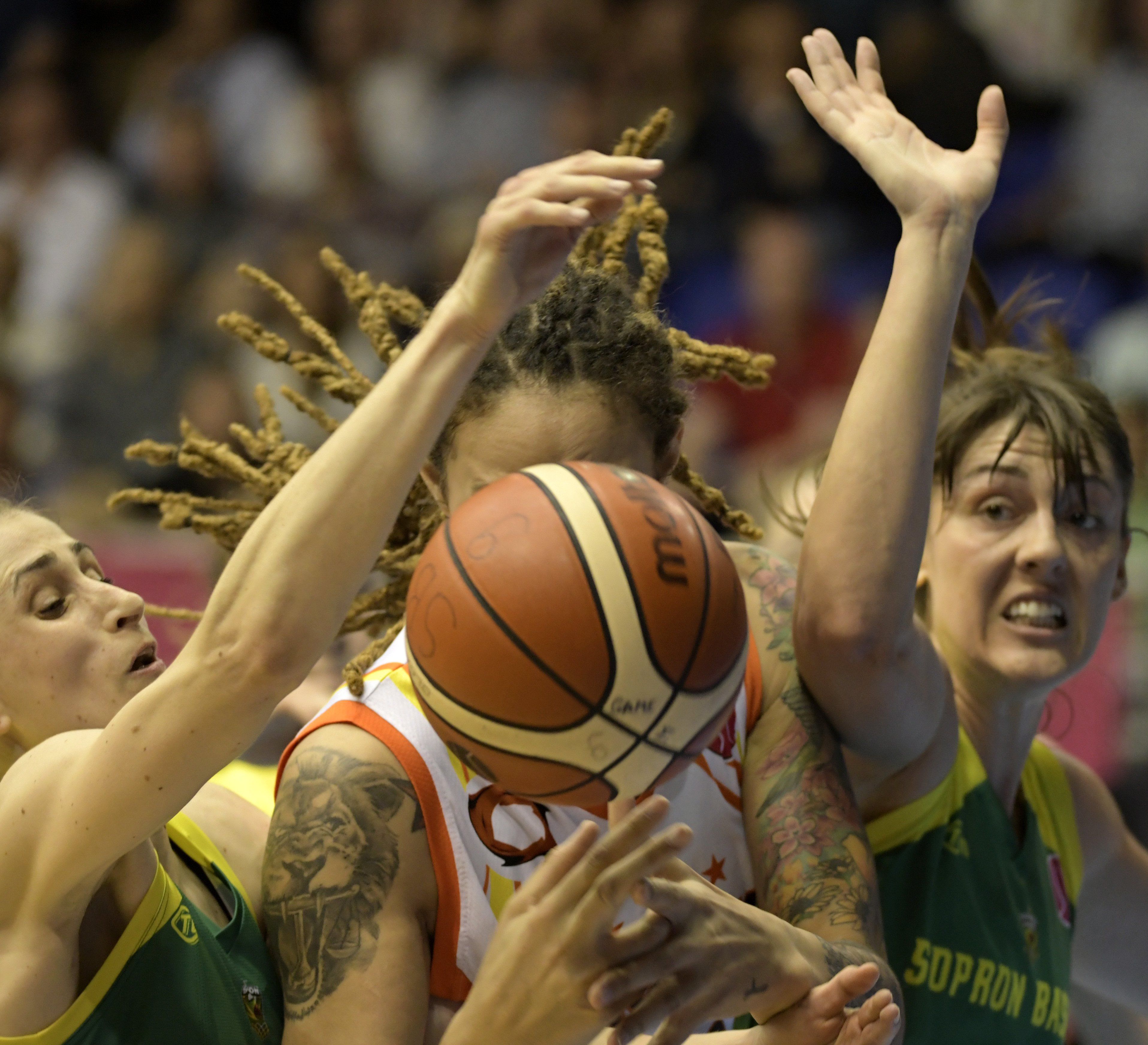 Fegyverneky Zsófia (b) és Tina Jovanovic (j), a Sopron és Brittney Griner, az orosz Jekatyerinburg játékosa a női kosárlabda Euroliga döntőjében, a Sopron Basket - Jekatyerinburg mérkőzésen a soproni Novomatic Arénában. / Fotó: MTI: Szigetváry Zsolt