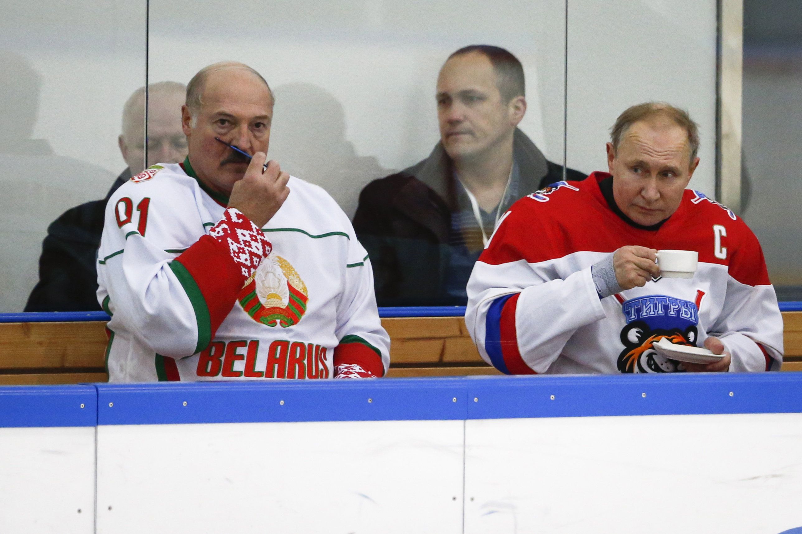 Vlagyimir Putyin orosz (j) és Aljakszandr Lukasenka fehérorosz elnök a cserepadon egy barátságos jégkorongmérkőzésen Szocsiban 2020-ban / Archív fotó: MTI/AP pool/Alekszandr Zemljanyicsenko