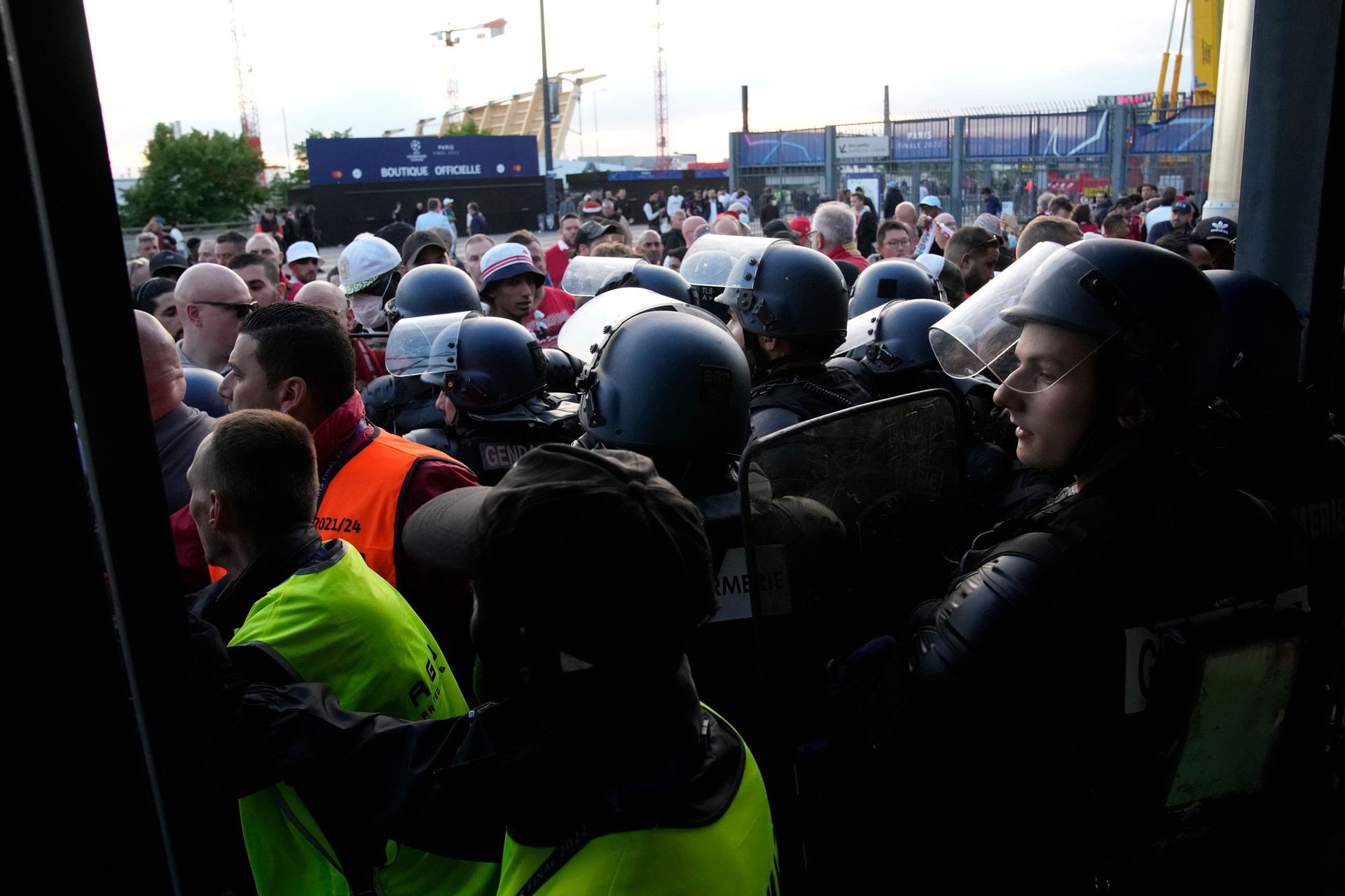 Rohamrendőrök és liverpooli szurkolók a saint-denis-i Stade de France stadionnál / Fotó: MTI/AP/Christophe Ena