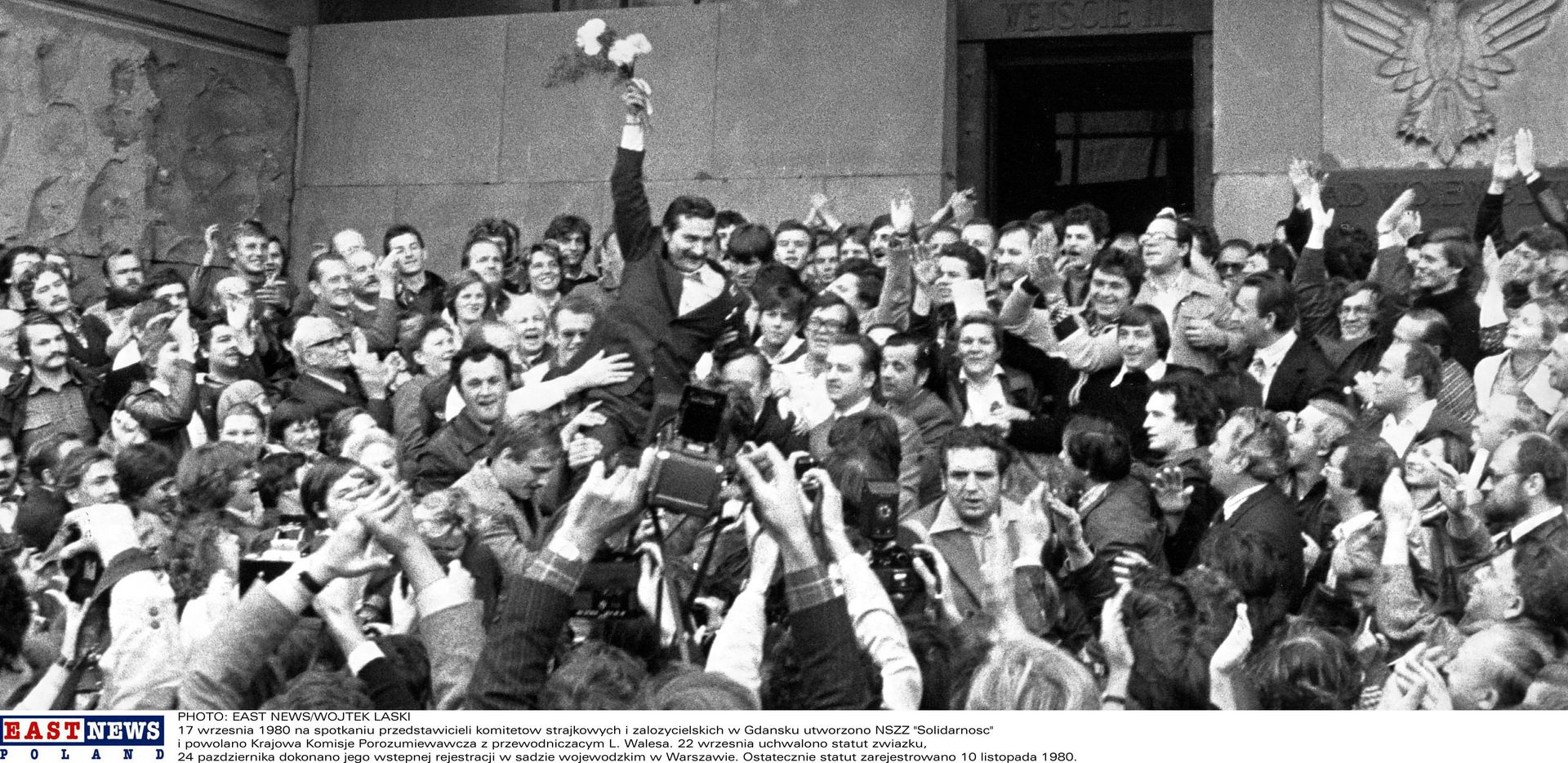 Hajógyári munkások ünneplik Walesát 1980-ban, aki sikerre vitte a gdanski sztrájkot / Fotó: Getty