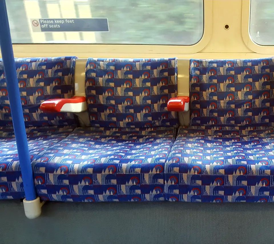 A londoni metró üléshuzatta ihlette a nem mindennapi mezt