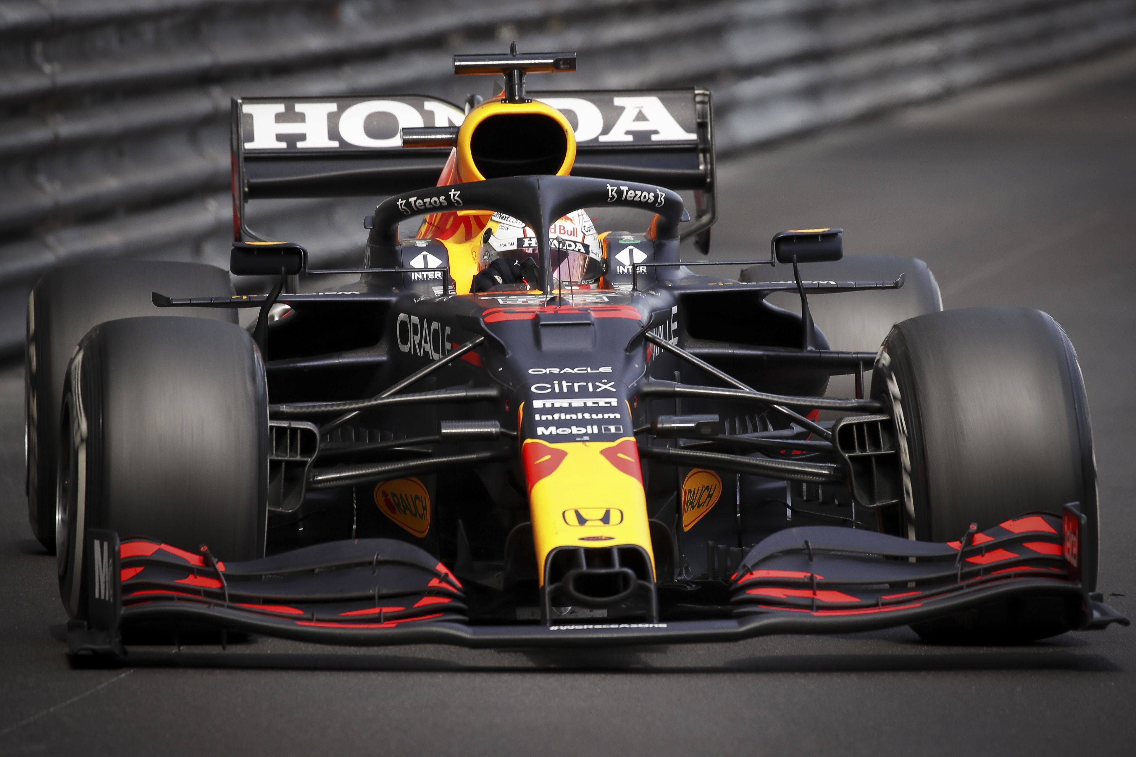 Max Verstappen szerint a FIA a csapatokra akarja hárítani a felelősséget gumiabroncsaik hibái miatt / Fotó: EPA/Sebastien Nogier