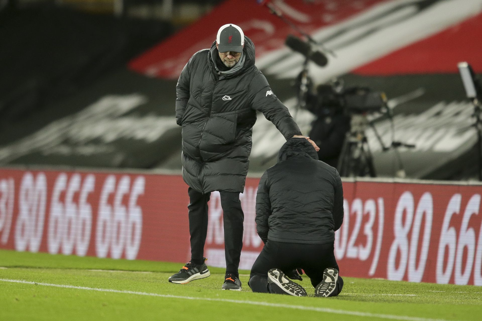 A Liverpool trénere, Klopp (állva) is gratulált a zokogó Hassenhüttlnek a meccs után Fotó: Gettyimages