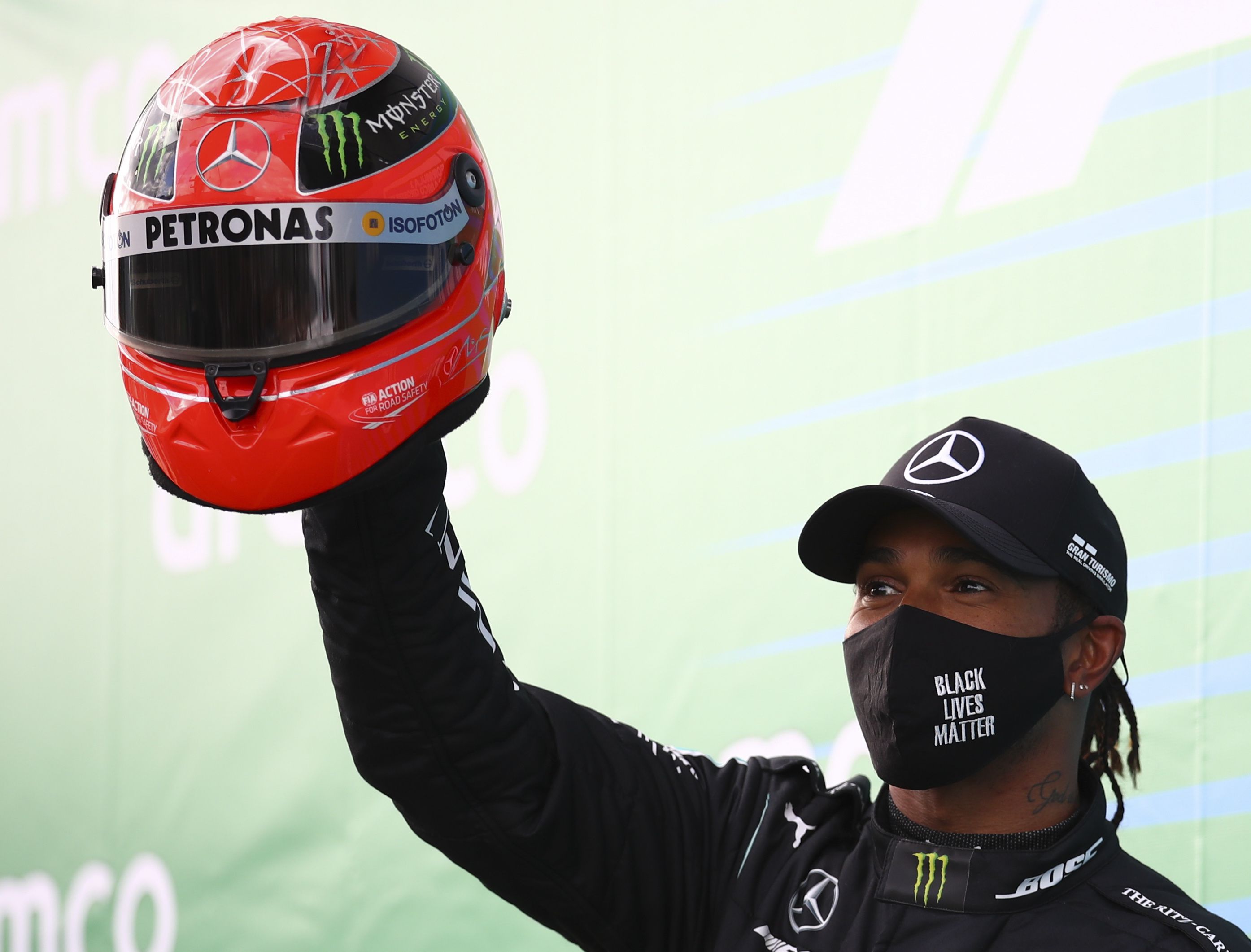 Lewis Hamilton az ajándékba kapott Schumacher-sisakkal. / Fotó: EPA