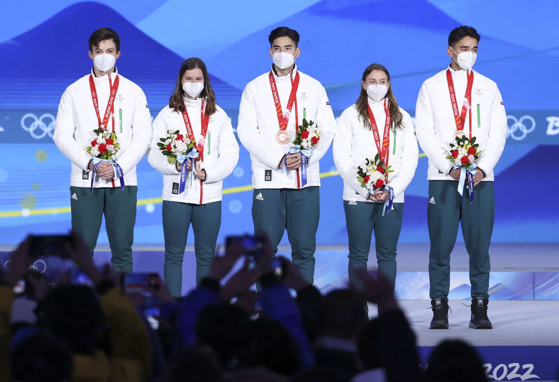 A pekingi téli olimpián a vegyesváltóval bronzéremnek örülhetett /Fotó: Getty Images