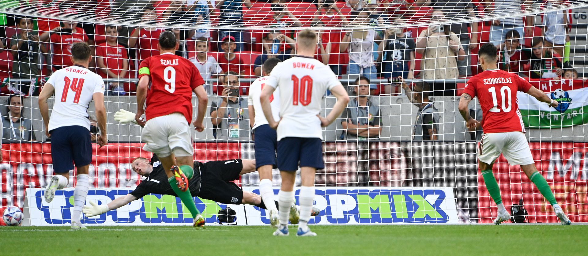 Szoboszlai Dominik büntetőből gólt szerez a labdarúgó Nemzetek Ligája 1. fordulójában játszott Magyarország - Anglia mérkőzésen / Fotó: MTI/Szigetváry Zsolt