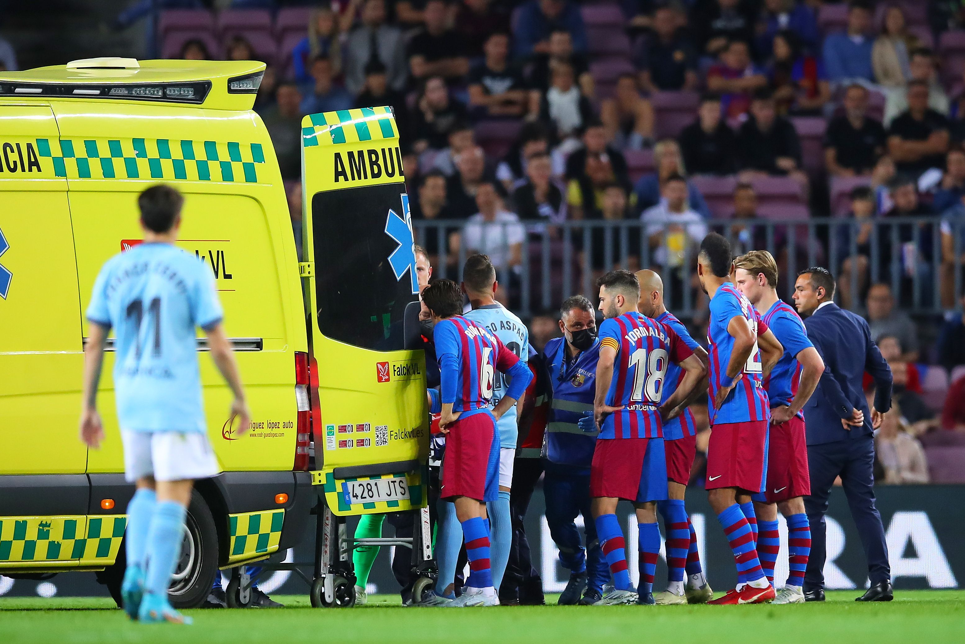 Mentő vitte kórházba a pályáról a Barcelona eszméletlen labdarúgóját / Fotó: Getty Images