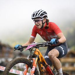 Vas Blanka szenzációsan kezdett a női Giro d'Italián: övé a legjobb fiatal versenyzőnek járó fehér trikó