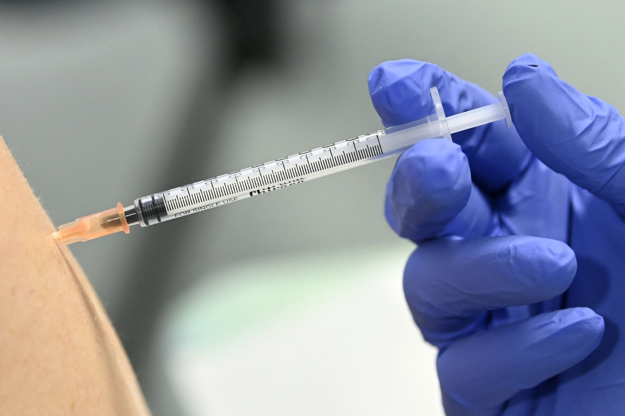 Egy páciens megkapja a német-amerikai fejlesztésű Pfizer-BioNTech koronavírus elleni oltóanyag, a Comirnaty-vakcina harmadik, emlékeztető adagját a fővárosi Szent Imre Kórházban 2021. november 17-én / Fotó: MTI/Kovács Tamás