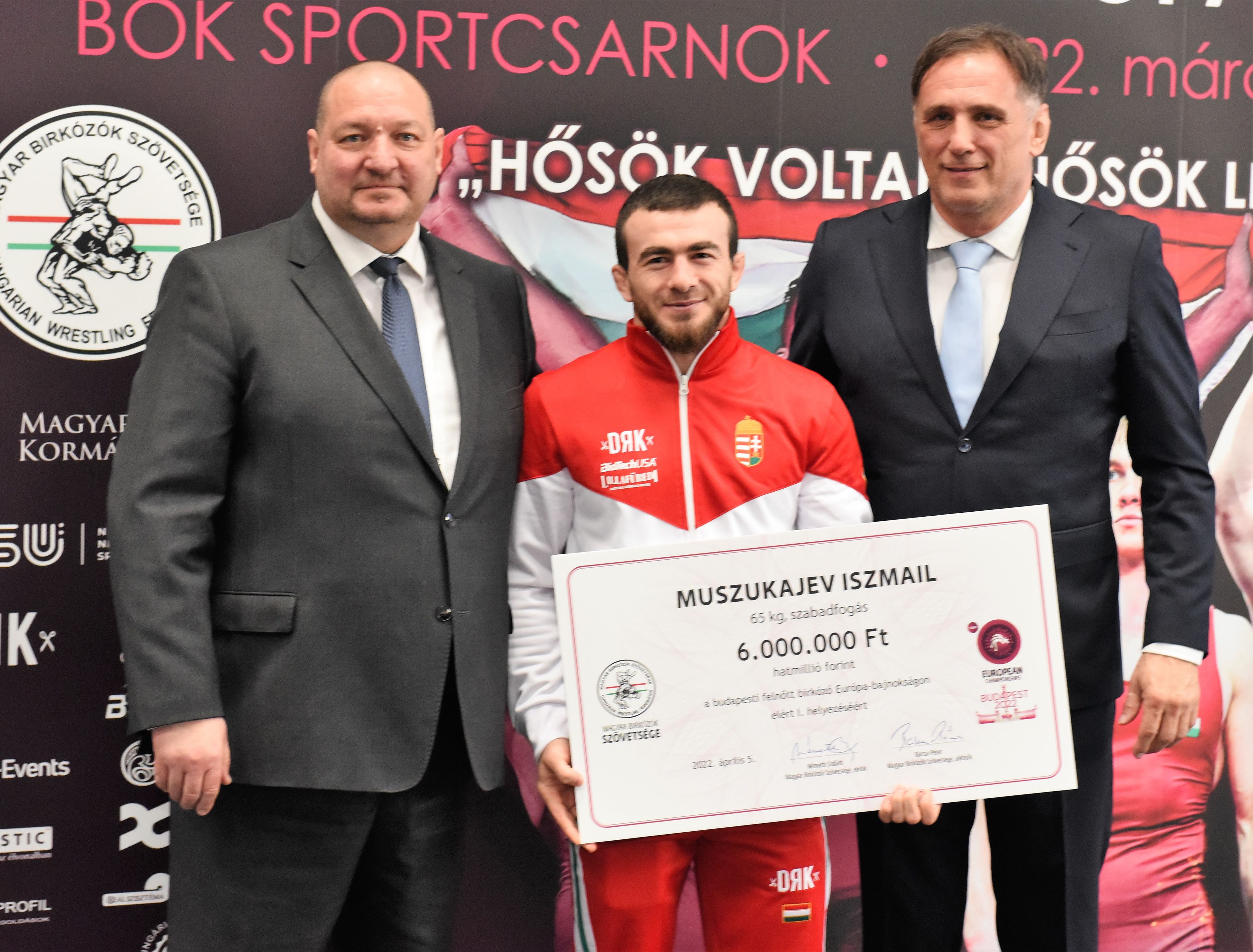 Muszukajev (középen) 6 millió forintot kapott a szövetség vezetőitől az Eb-aranyért / Fotó: Facebook