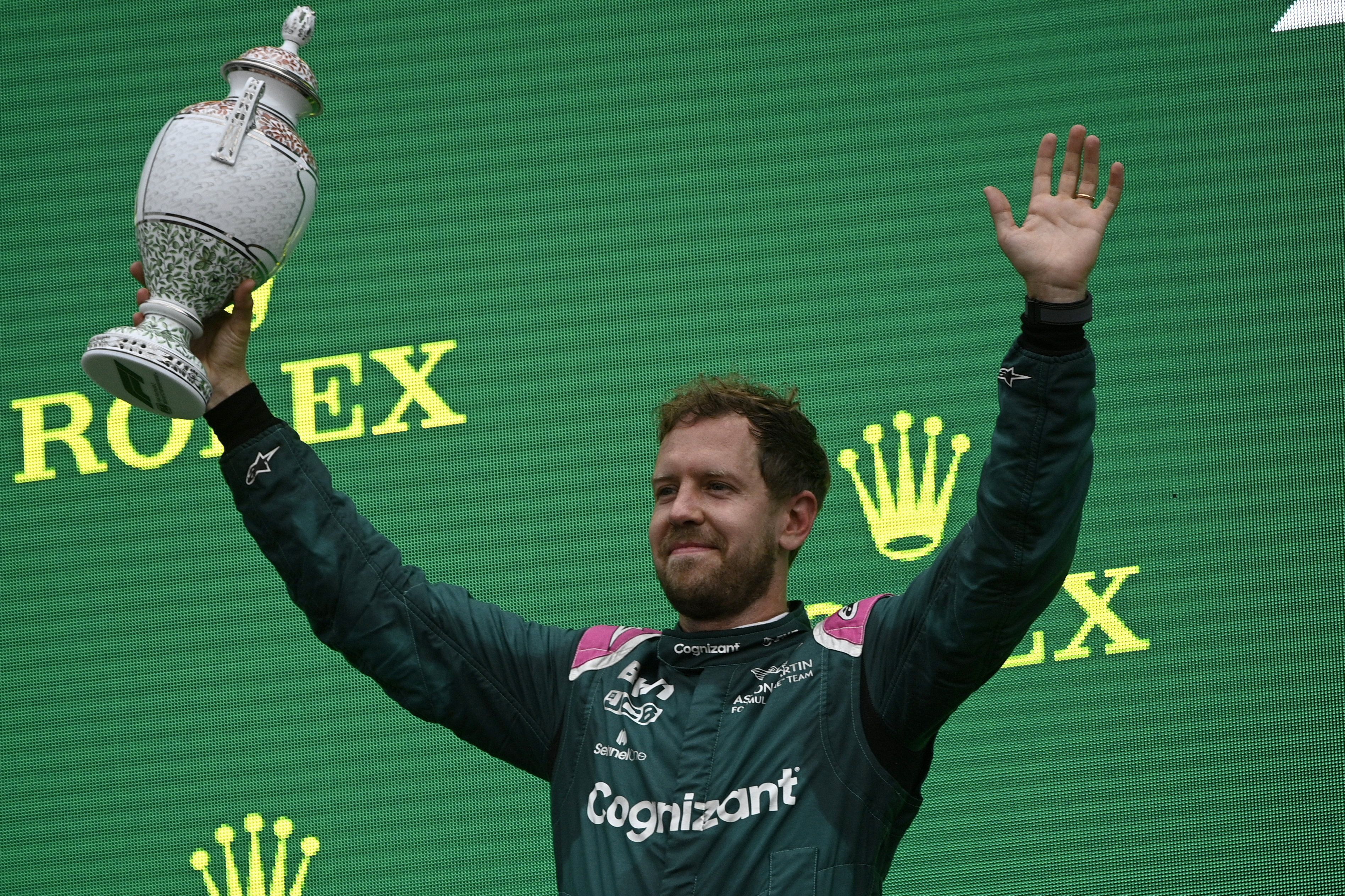 A dobogóra még felléphetett Vettel a Hungaroringen, ám a kupát már vissza kell adnia, mert a verseny után kizárták Fotó: MTI/Balogh Zoltán