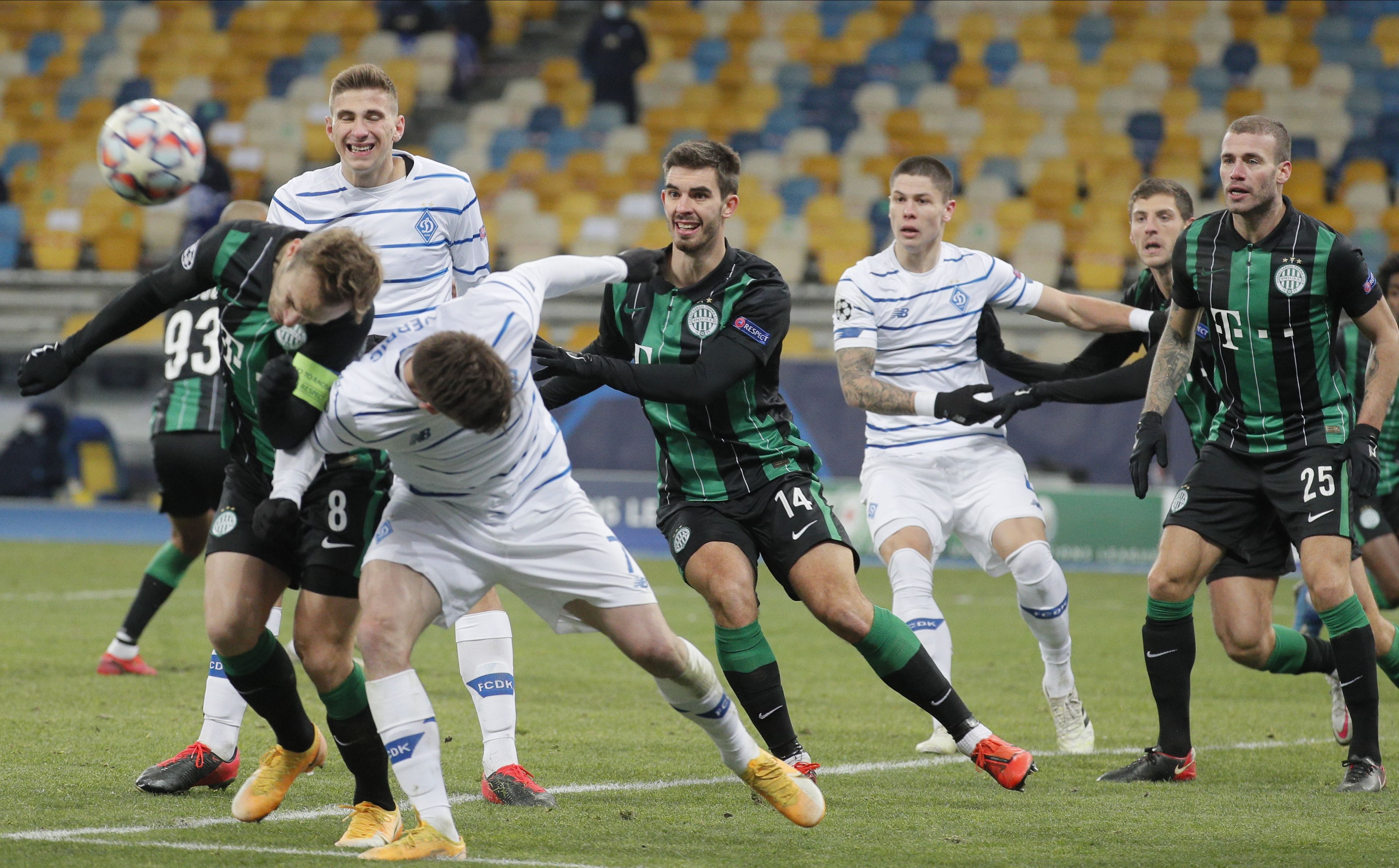 Hiába összpontosított a Fradi-védelem, a végén jött a mindent eldöntő gól. / Fotó: MTI/EPA/Szerhij Dolzsenko
