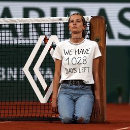 Teniszmeccsen ilyet még nem láttunk: egy lány láncolta magát oda a hálóhoz a Roland Garros elődöntőjében