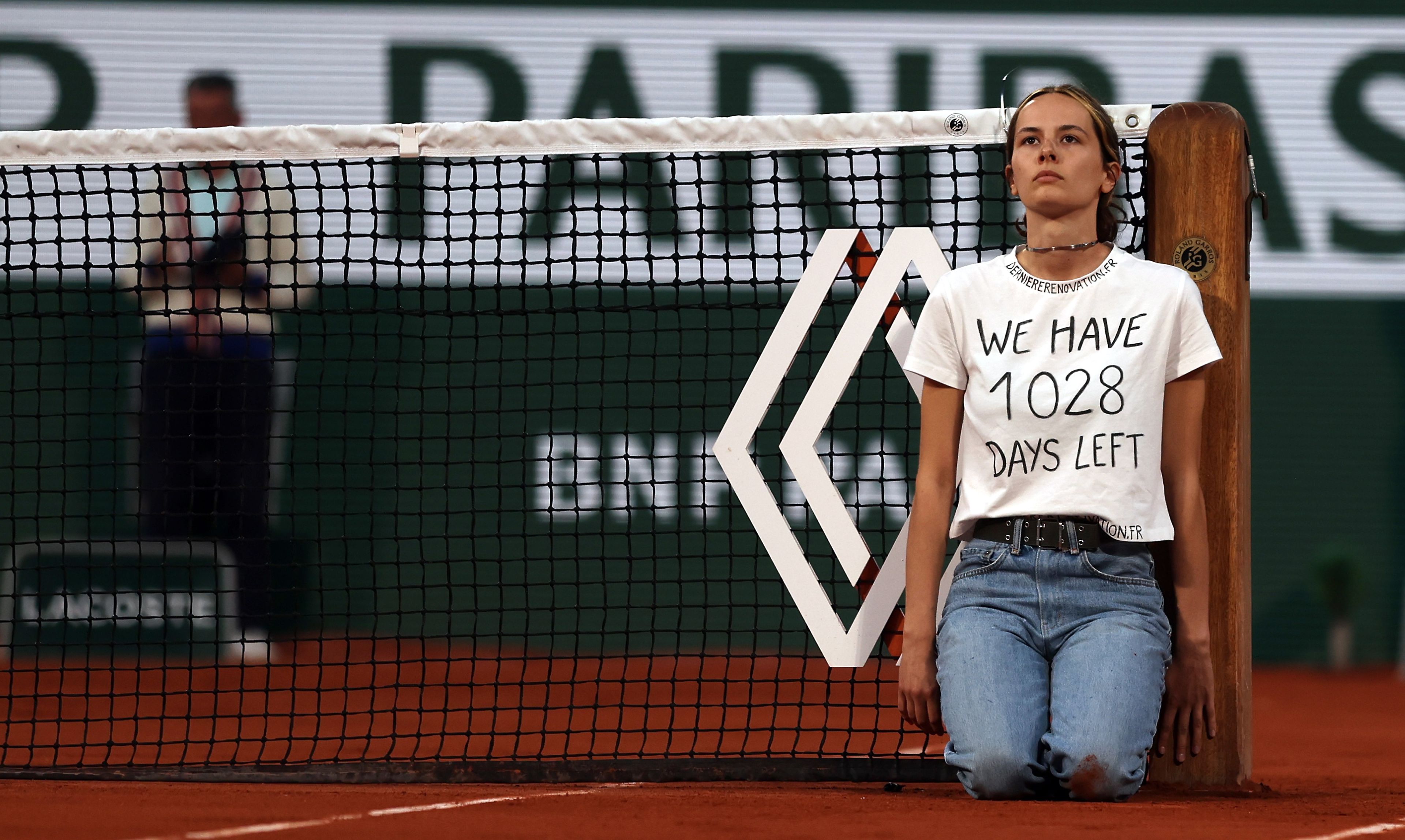 Egy nő láncolta oda magát a hálóhoz a Roland Garros férfi elődöntőjének szünetében, a klímaváltozás ellen tüntetett / Fotó: EPA