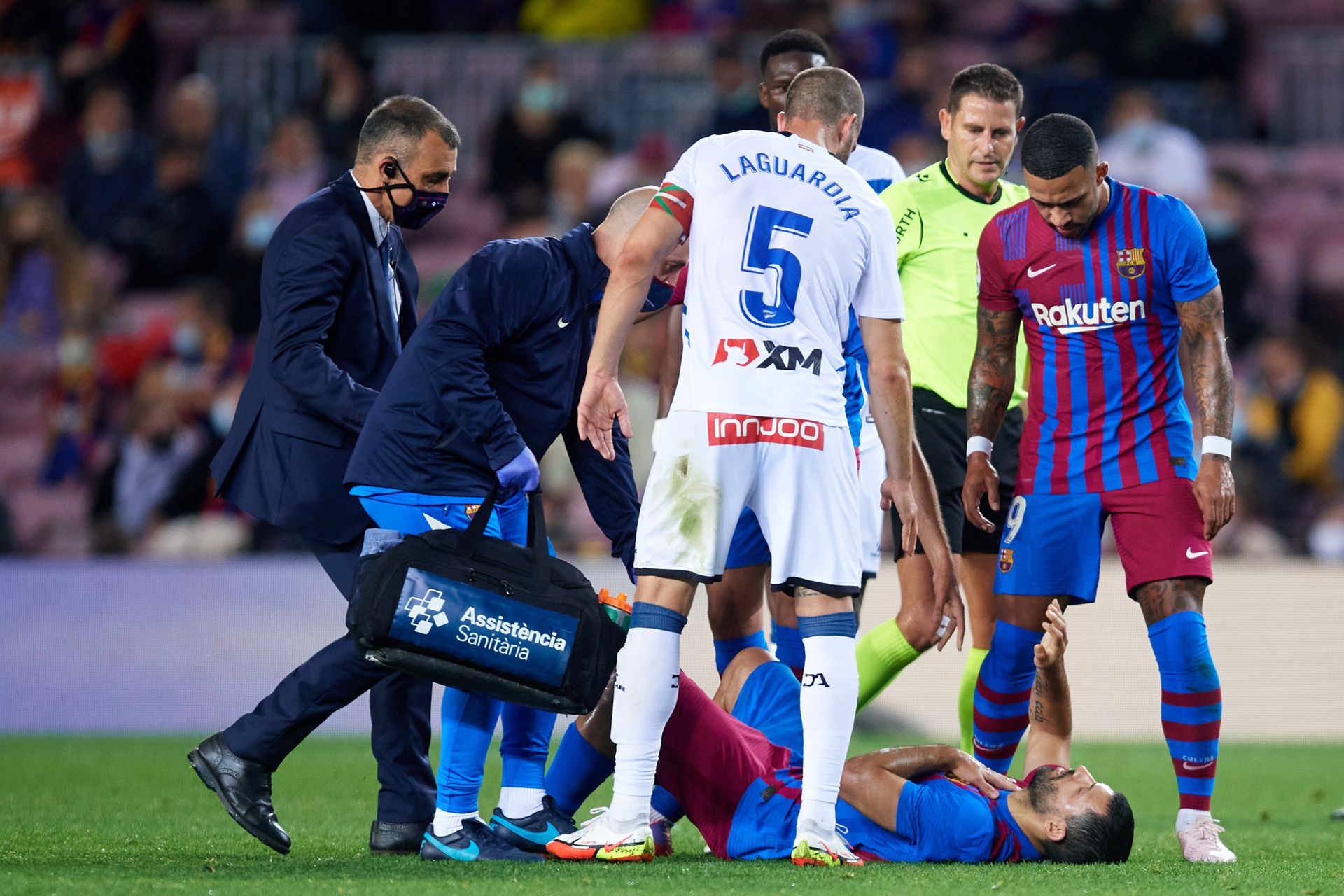 Agüero az Alavés elleni bajnokin, a pályán lett rosszul. Súlyos szívproblémái vannak, így nem focizhat a Barca sztárja /Fotó: Getty Images