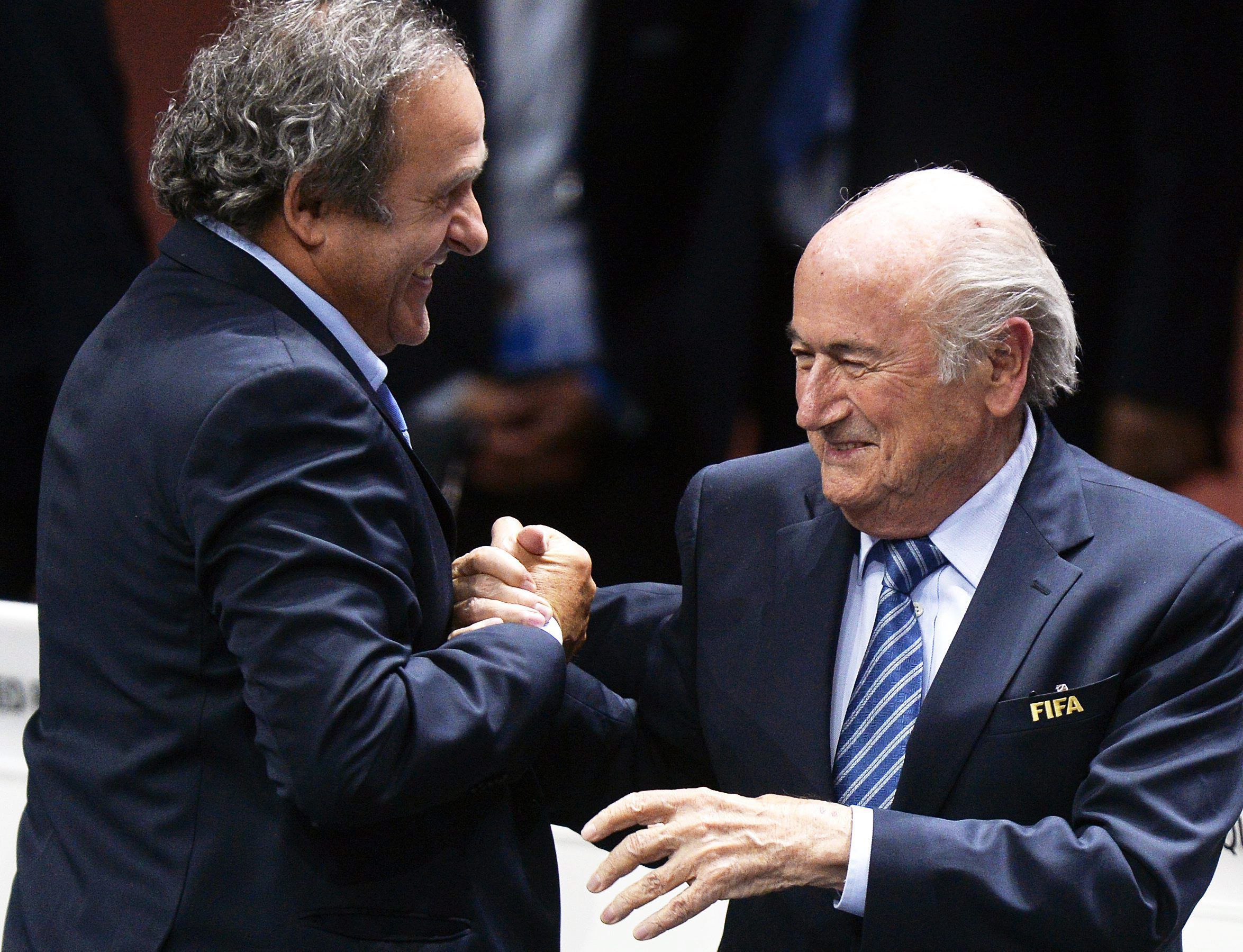 Joseph Blatter, a Nemzetközi Labdarúgó-szövetség, a FIFA egykori elnöke (j) és Michel Platini, az Európai Labdarúgó-szövetség, az UEFA volt elnöke megúszta a törvényi felelősségrevonást / Fotó: MTI/EPA/Walter Bieri