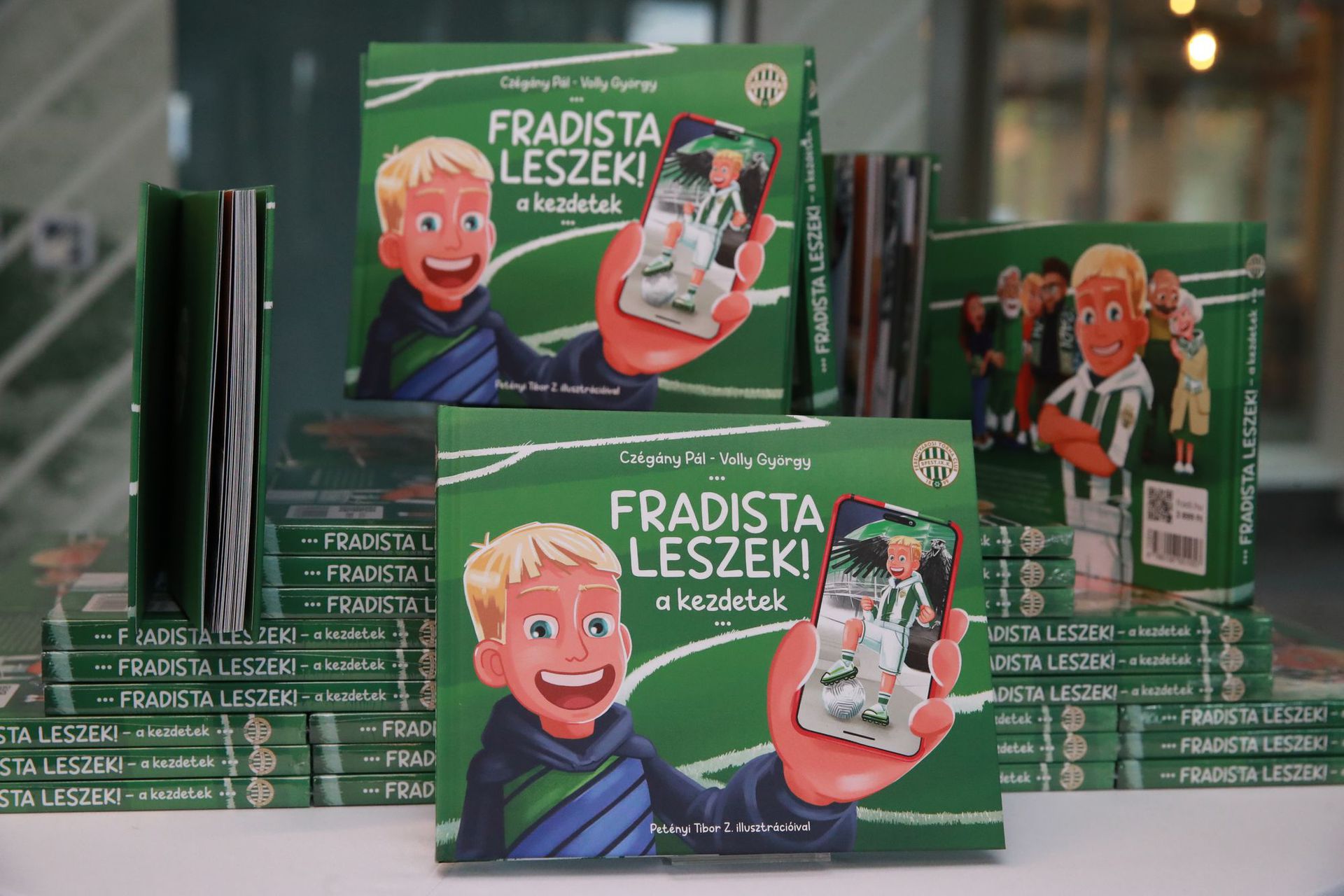 A könyv azt mutatja be, hogyan lesz egy kisfiúból Fradi-szurkoló /Fotó: Grnák László