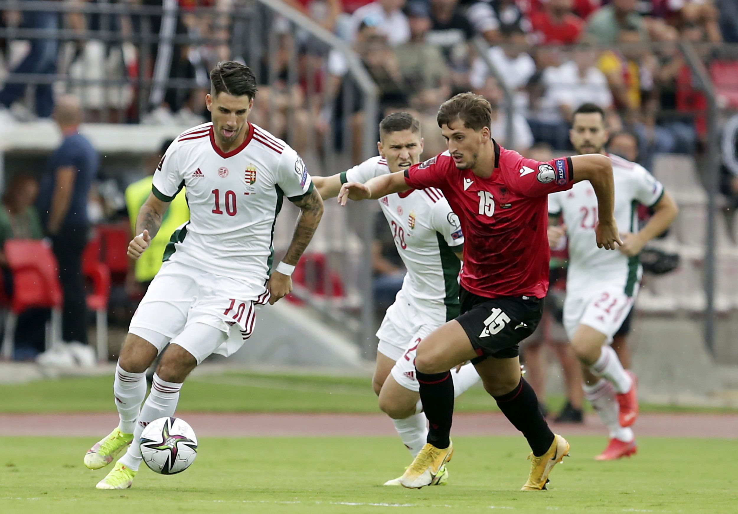Szoboszlai Dominik és Marash Kumbulla harcol a labdáért az albán-magyar vb-selejtezőn. / Fotó: MTI/EPA/Malton Dibra