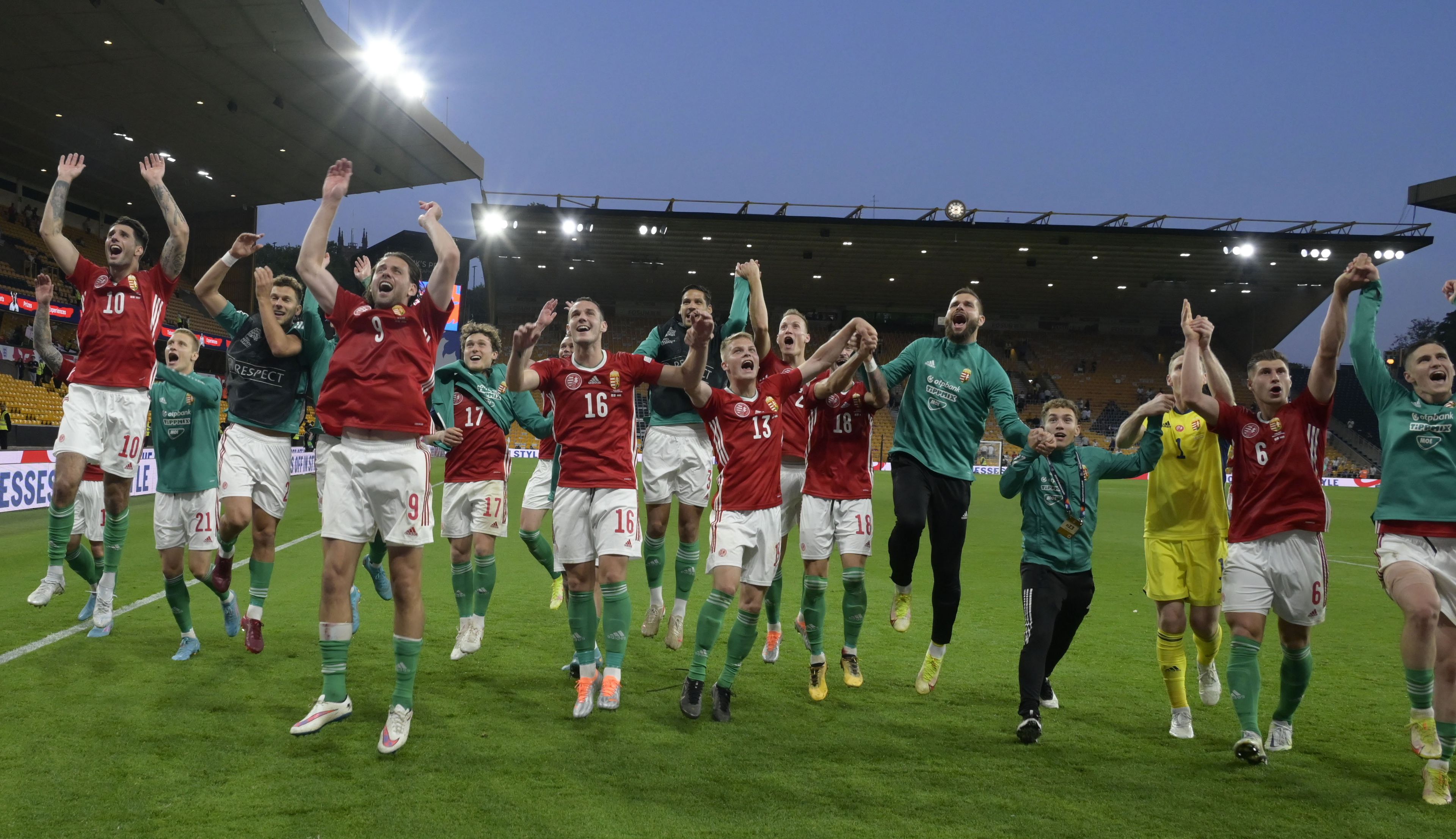 A magyar csapat tagjai győzelmüket ünneplik a labdarúgó Nemzetek Ligája 4. fordulójában játszott Anglia - Magyarország mérkőzés után a wolverhamptoni Molineux Stadionban 2022. június 14-én. A magyar válogatott 4-0-ra győzött / Fotó: MTI/Koszticsák Szilárd