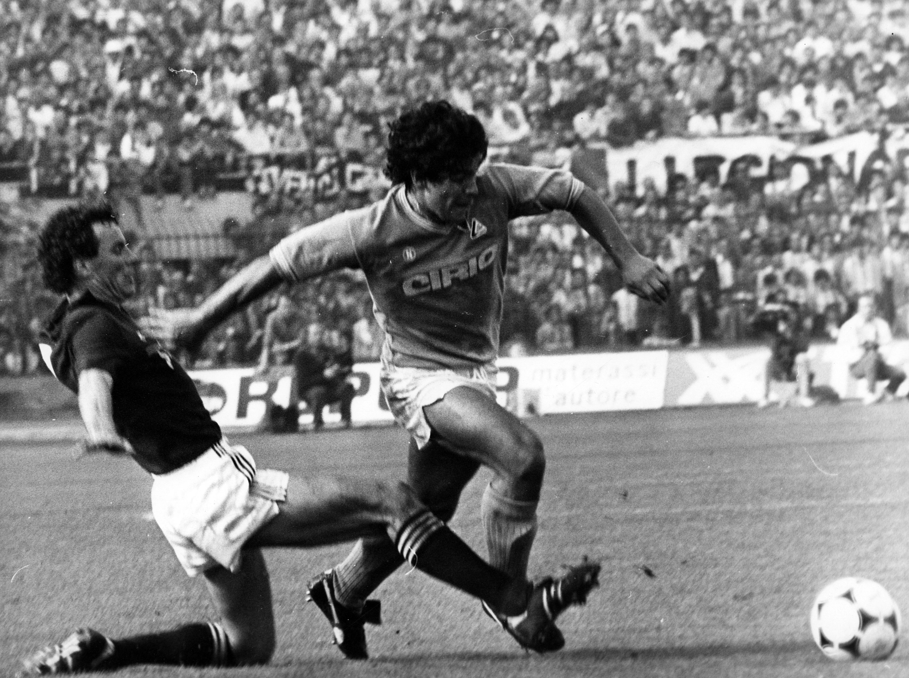 Maradona végül nem lett az angol klub játékosa, Olaszországban tette le a székhelyét.