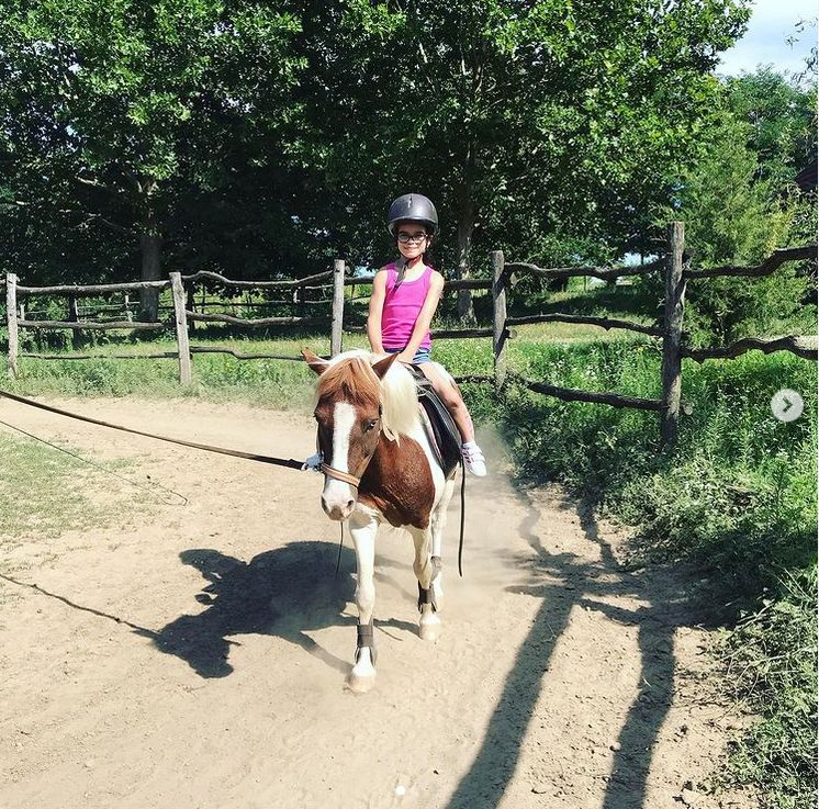 Drávucz kislánya bátran felült a ló hátára, nem ijedt meg /Fotó:  instagram