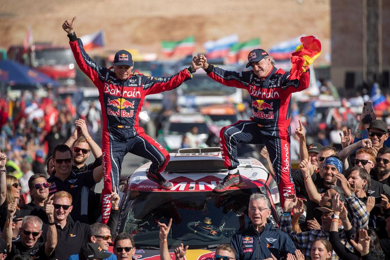 Véget ért a Dakar-rali: Carlos Sainz harmadszorra is a sivatag ura lett