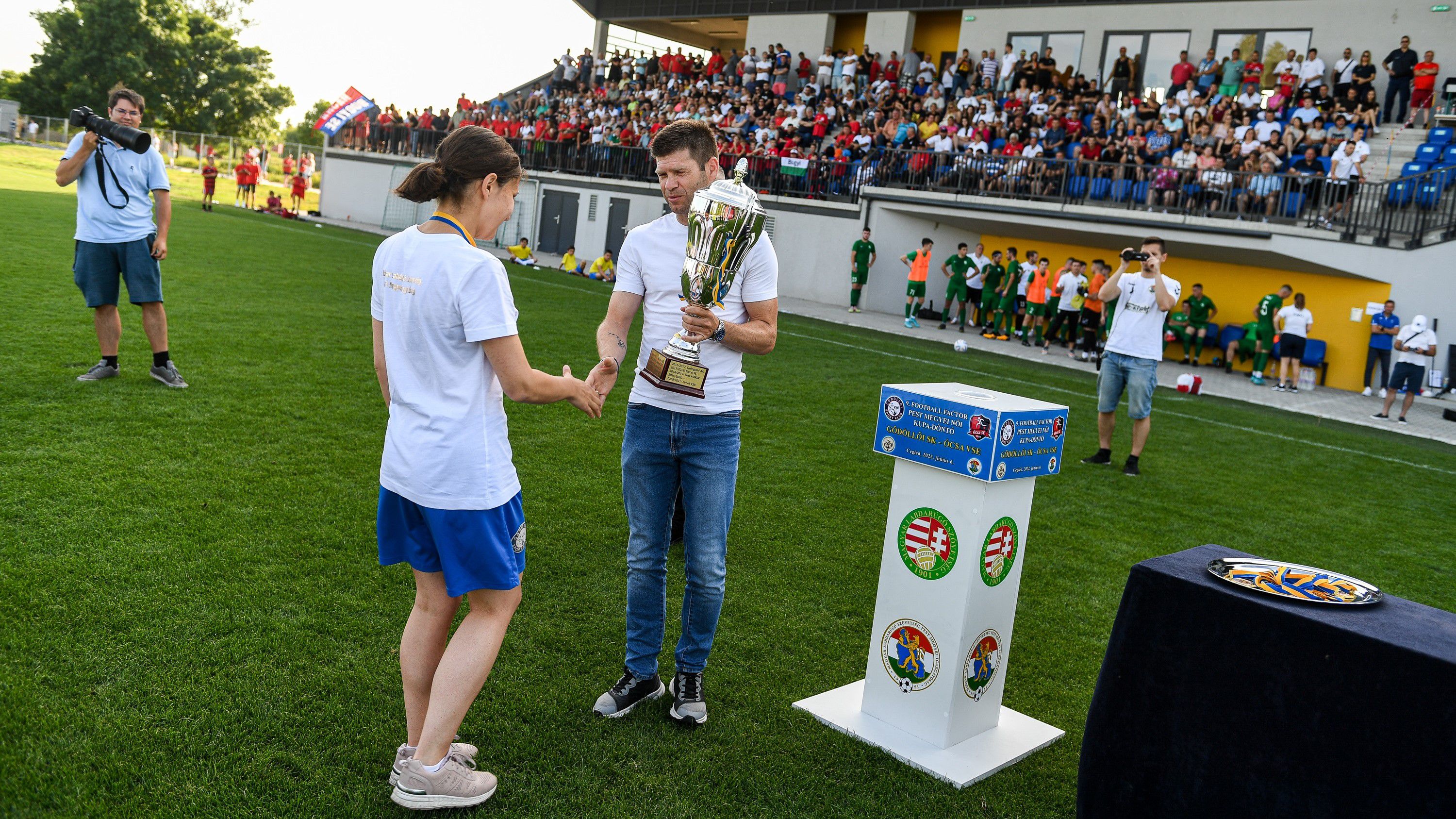 Tavaly a női győztes Gödöllőnek a vándorserleget Böőr Zoltán, korábbi 21-szeres válogatott labdarúgó, az MLSZ Pest megyei társadalmi elnökségi tagja adta át. (Fotó: Sipos Hajnalka)